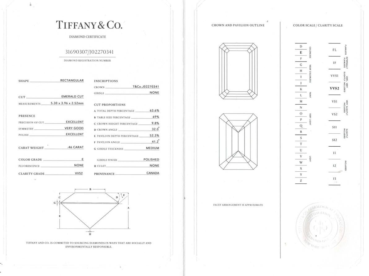 Taille émeraude Tiffany & Co. Bague solitaire en platine avec diamant taille émeraude et certificat en vente