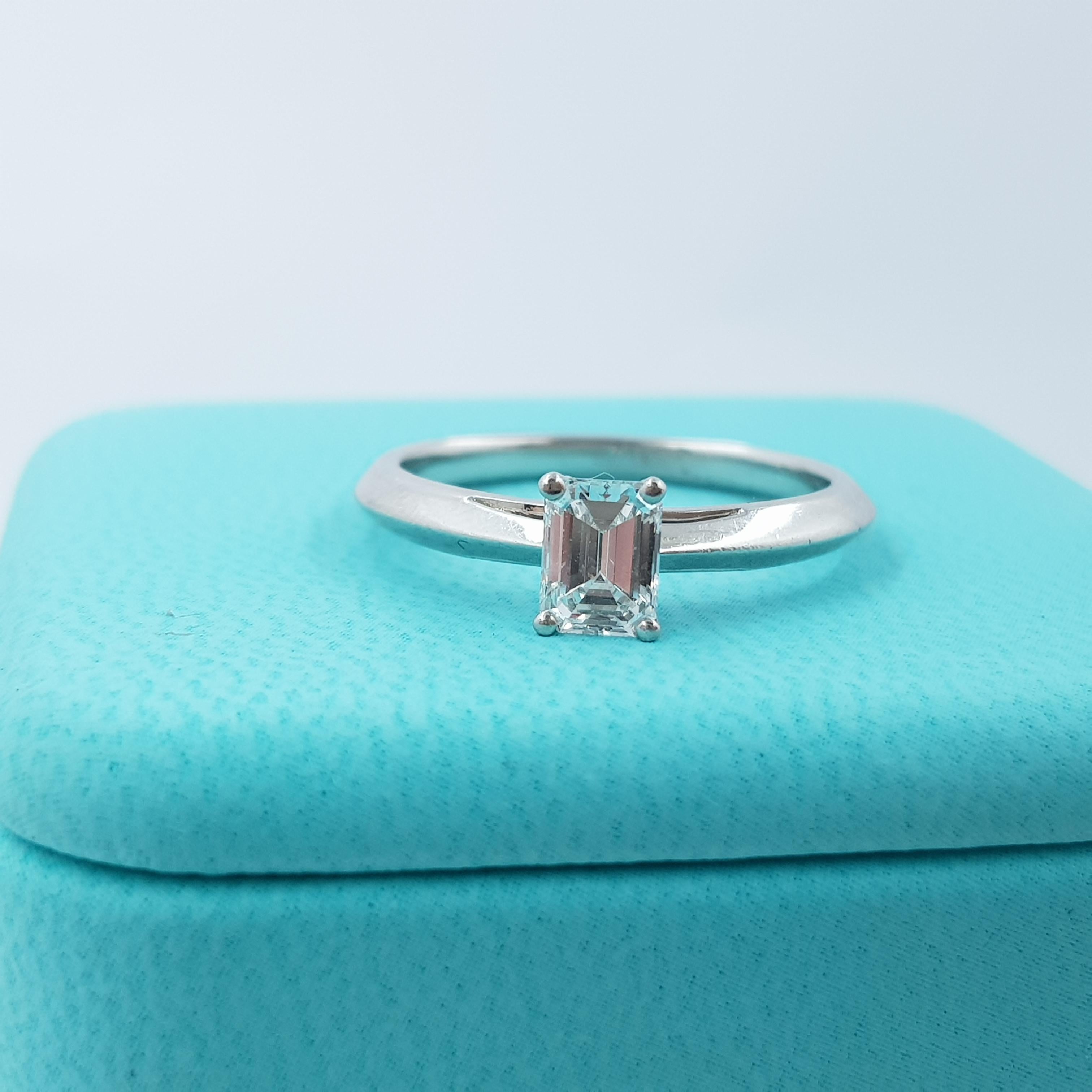 Tiffany & Co. Bague solitaire en platine avec diamant taille émeraude et certificat Pour femmes en vente