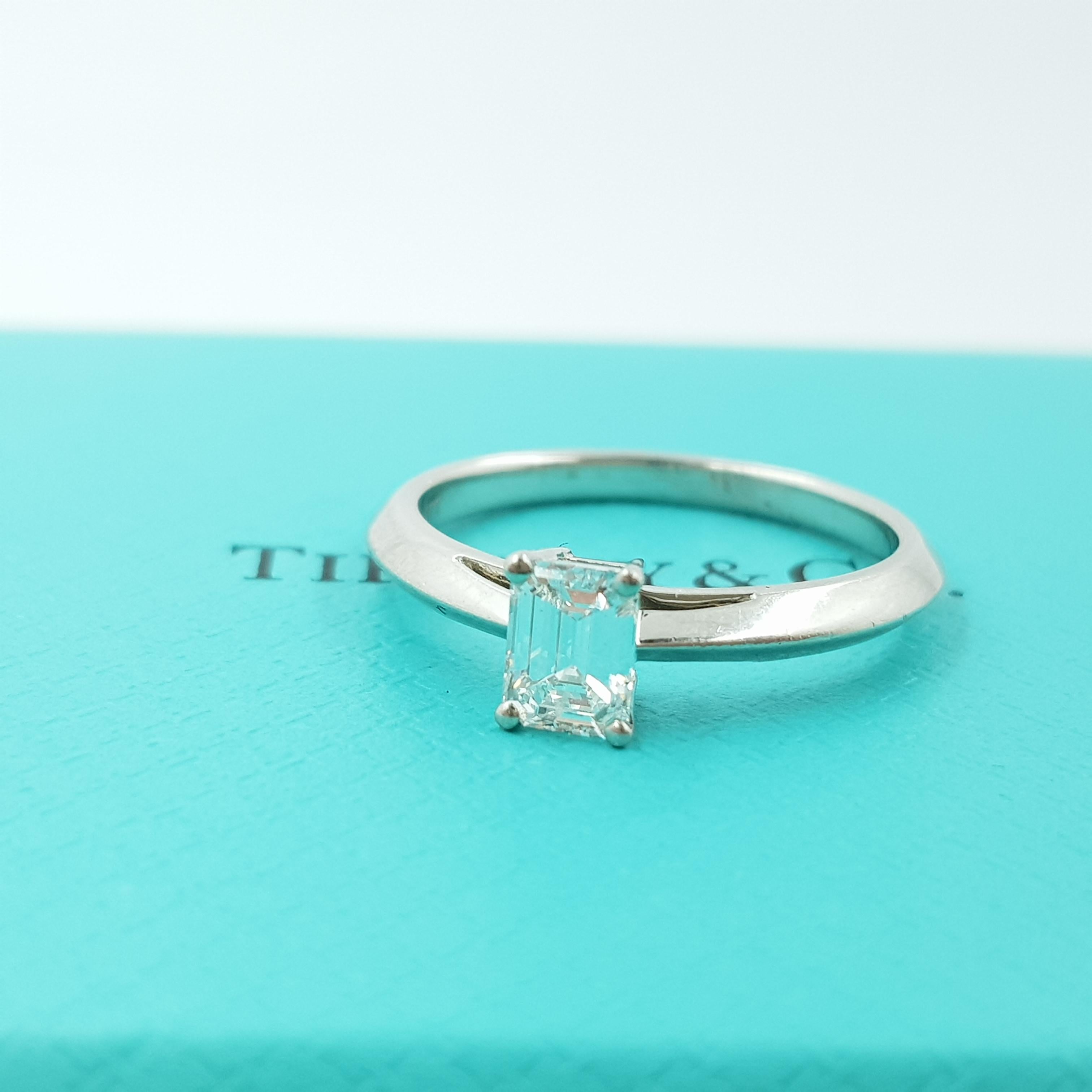 Tiffany & Co. Bague solitaire en platine avec diamant taille émeraude et certificat en vente 1