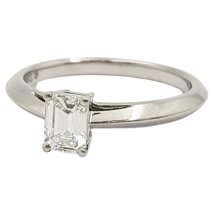 Tiffany & Co. Bague solitaire en platine avec diamant taille émeraude et certificat en vente