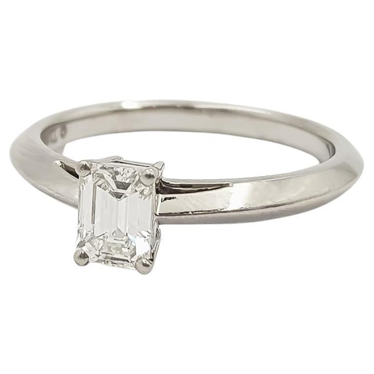 Tiffany and Co. Bague solitaire en platine avec diamant taille émeraude et  certificat En vente sur 1stDibs
