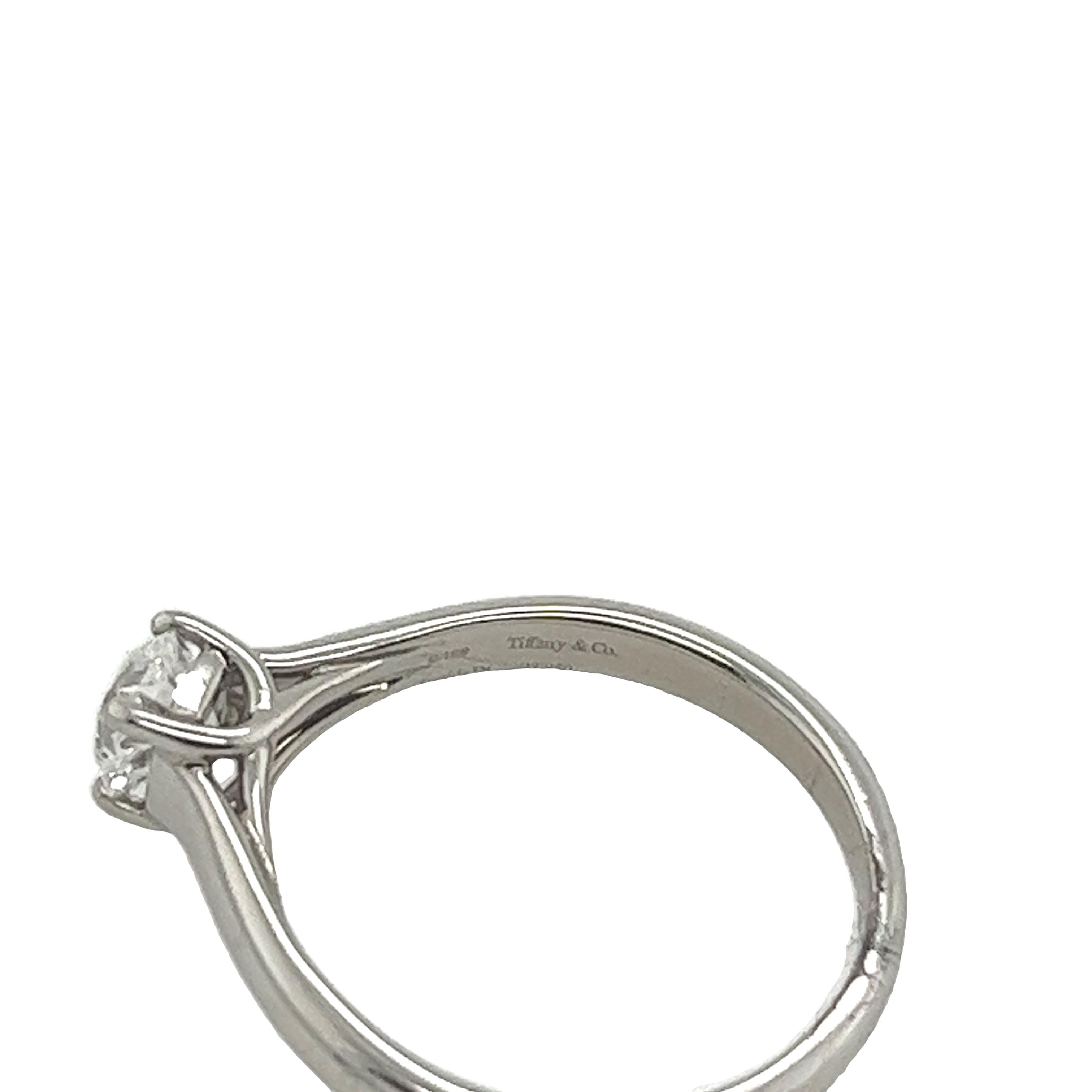 Zeitlose Eleganz strahlt die Tiffany & Co. Platin Solitär Verlobungsring verfügt über einen fesselnden 0,52ct E/VVS2 Diamanten, die einen Schnitt eckig Quadrat ist. Dieser aus glänzendem Platin gefertigte Ring ist ein Symbol für dauerhafte Liebe und