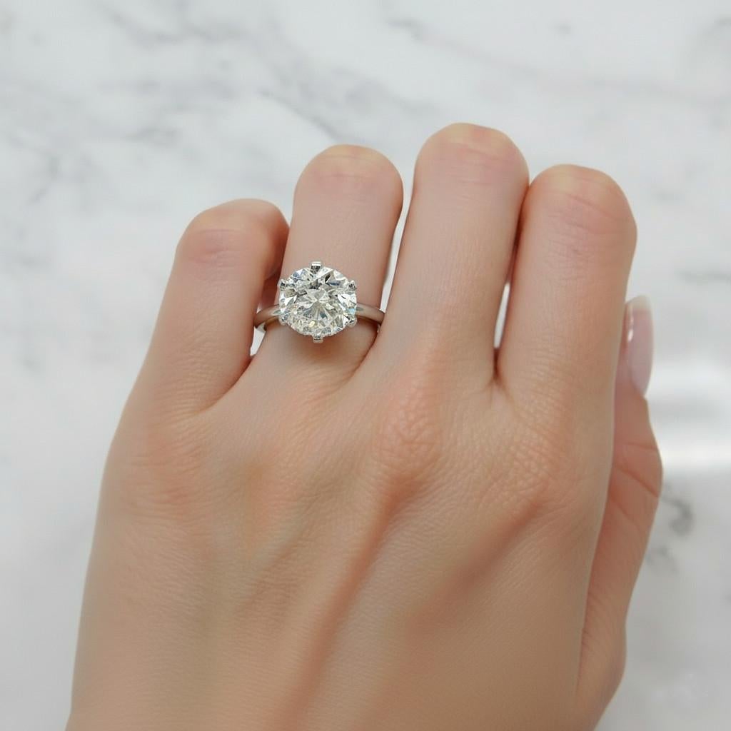 Contemporain Tiffany & Co. Bague solitaire en platine avec diamant rond brillant exceptionnel en vente