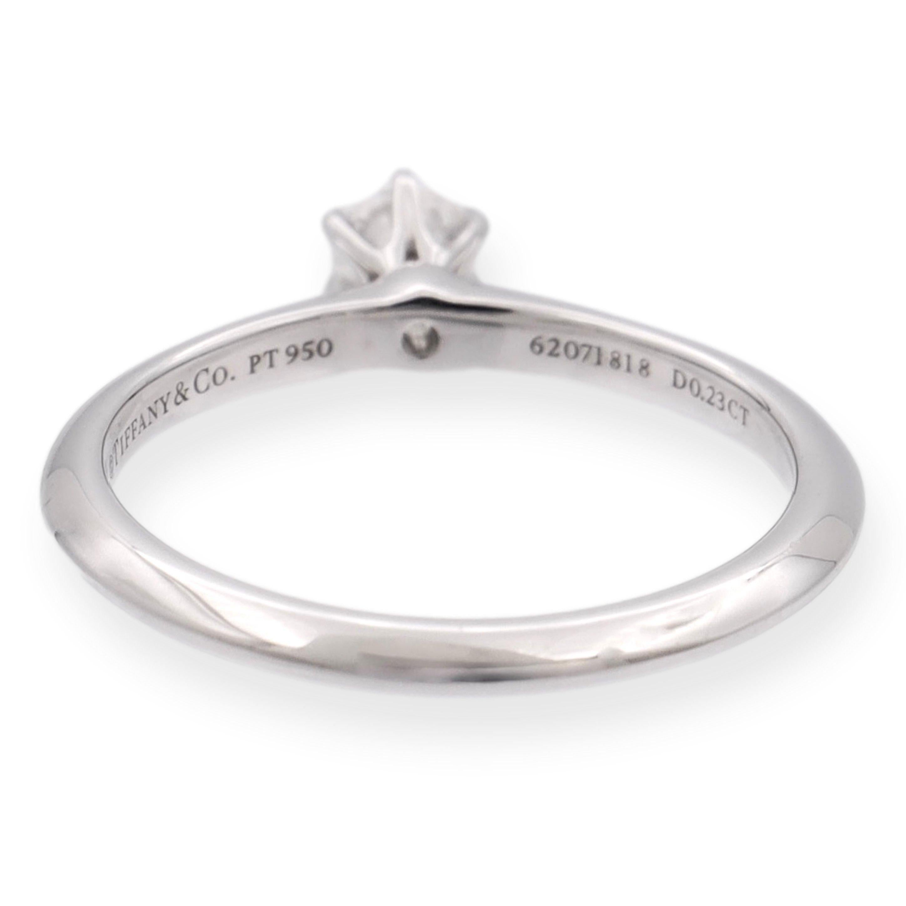 Taille ronde Tiffany & Co. Bague de fiançailles solitaire en platine avec diamant rond 0,23 carat IVVS2 en vente