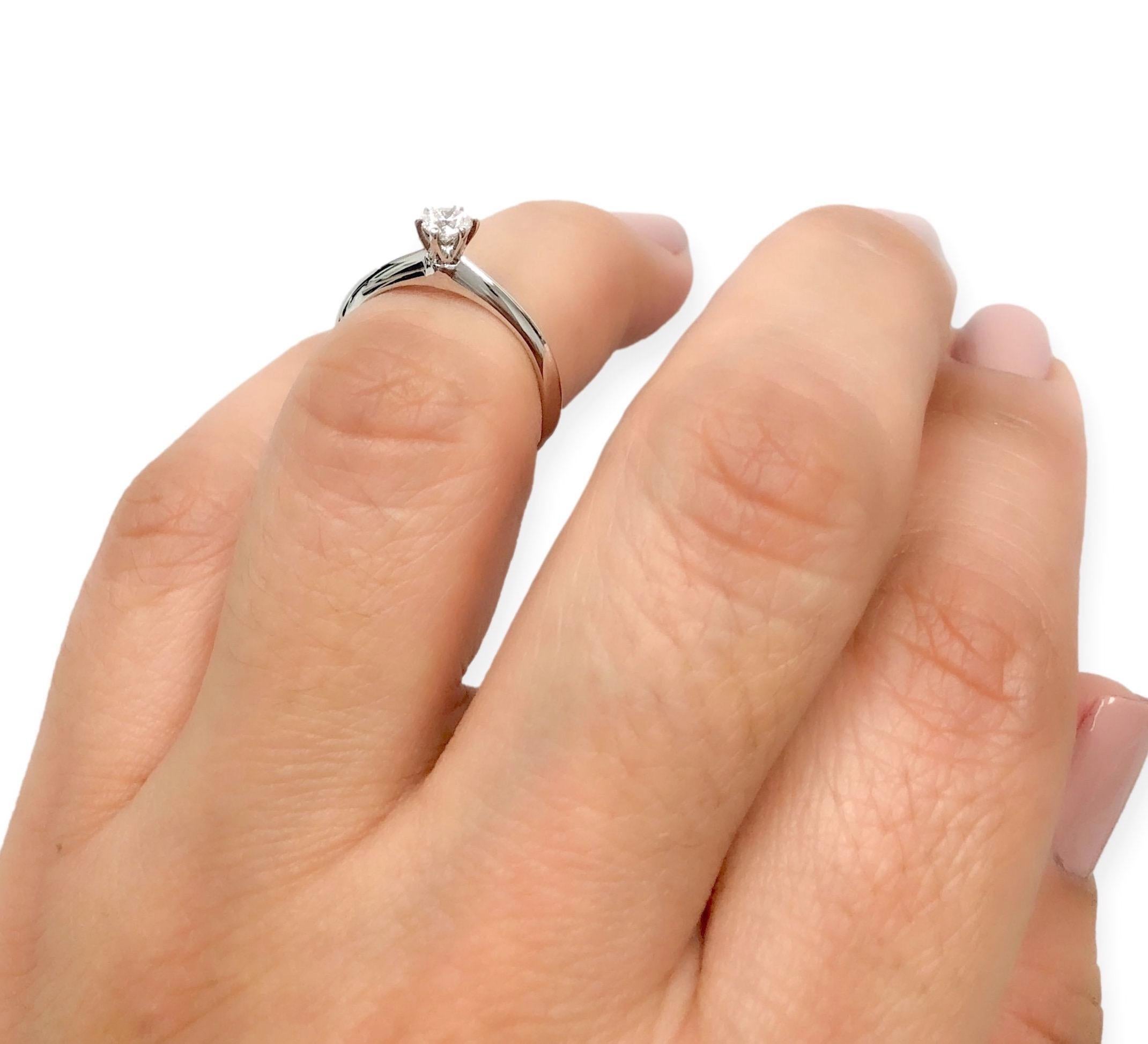 Tiffany & Co. Bague de fiançailles solitaire en platine avec diamant rond 0,23 carat IVVS2 en vente 1