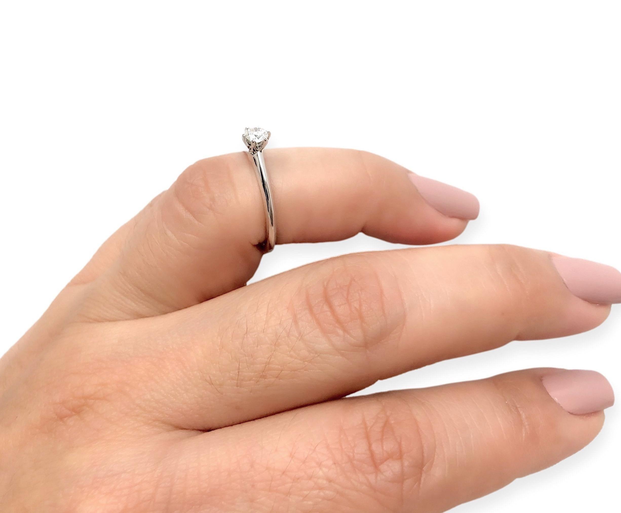 Tiffany & Co. Bague de fiançailles solitaire en platine avec diamant rond 0,23 carat IVVS2 en vente 2