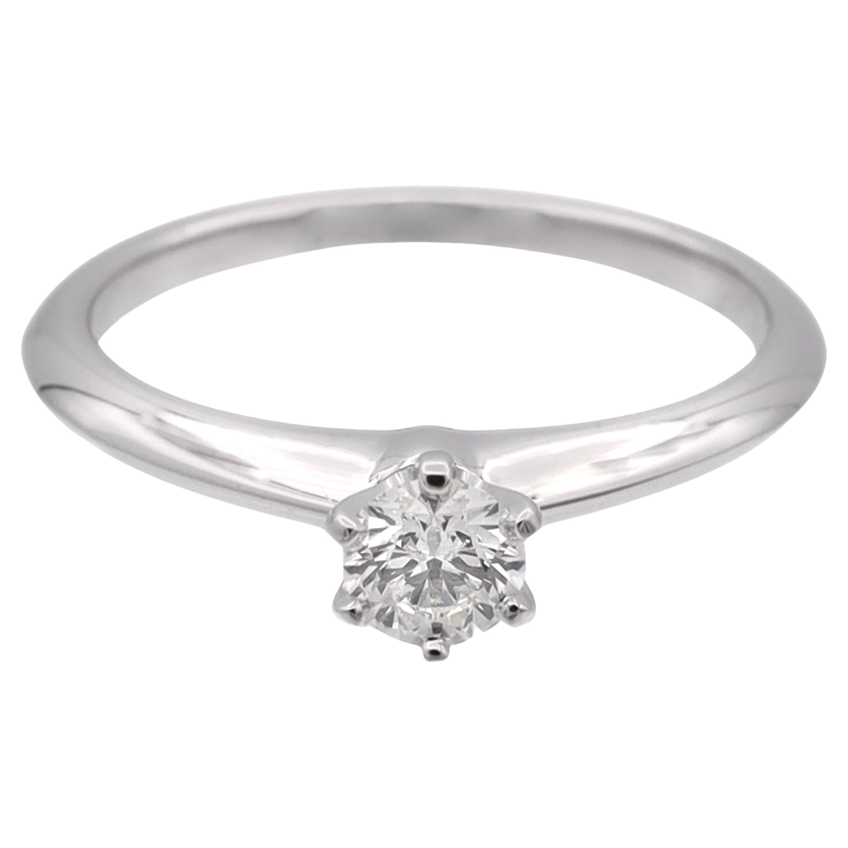 Tiffany & Co. Bague de fiançailles solitaire en platine avec diamant rond 0,23 carat IVVS2 en vente