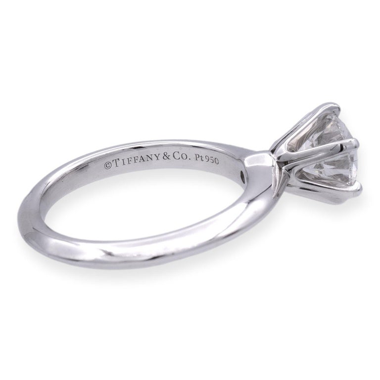 Tiffany Co. Anello di fidanzamento con diamante rotondo solitario in platino 1 21 FVS1