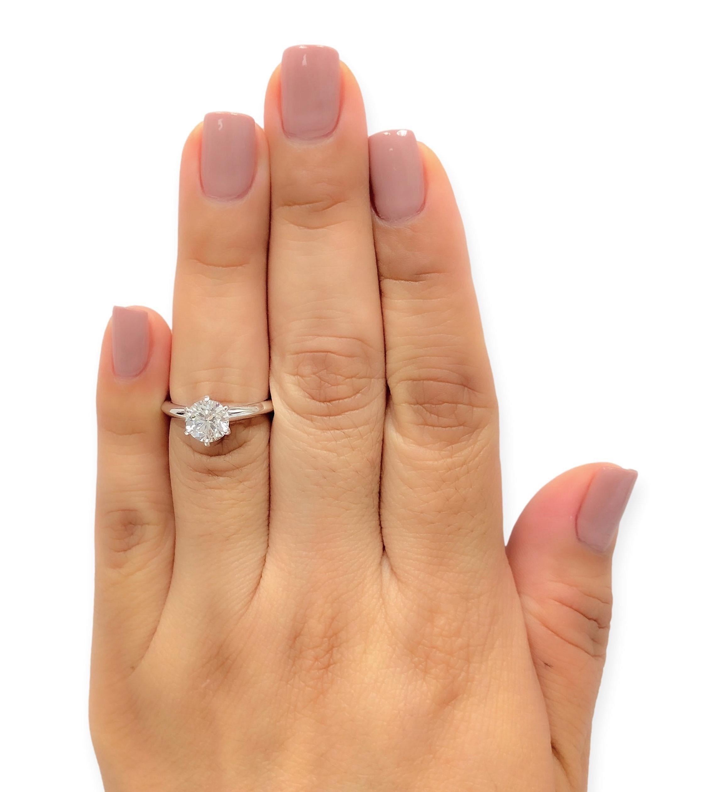 Tiffany & Co. Bague de fiançailles solitaire en platine avec diamant rond 1,31 carat G VVS2 en vente 1