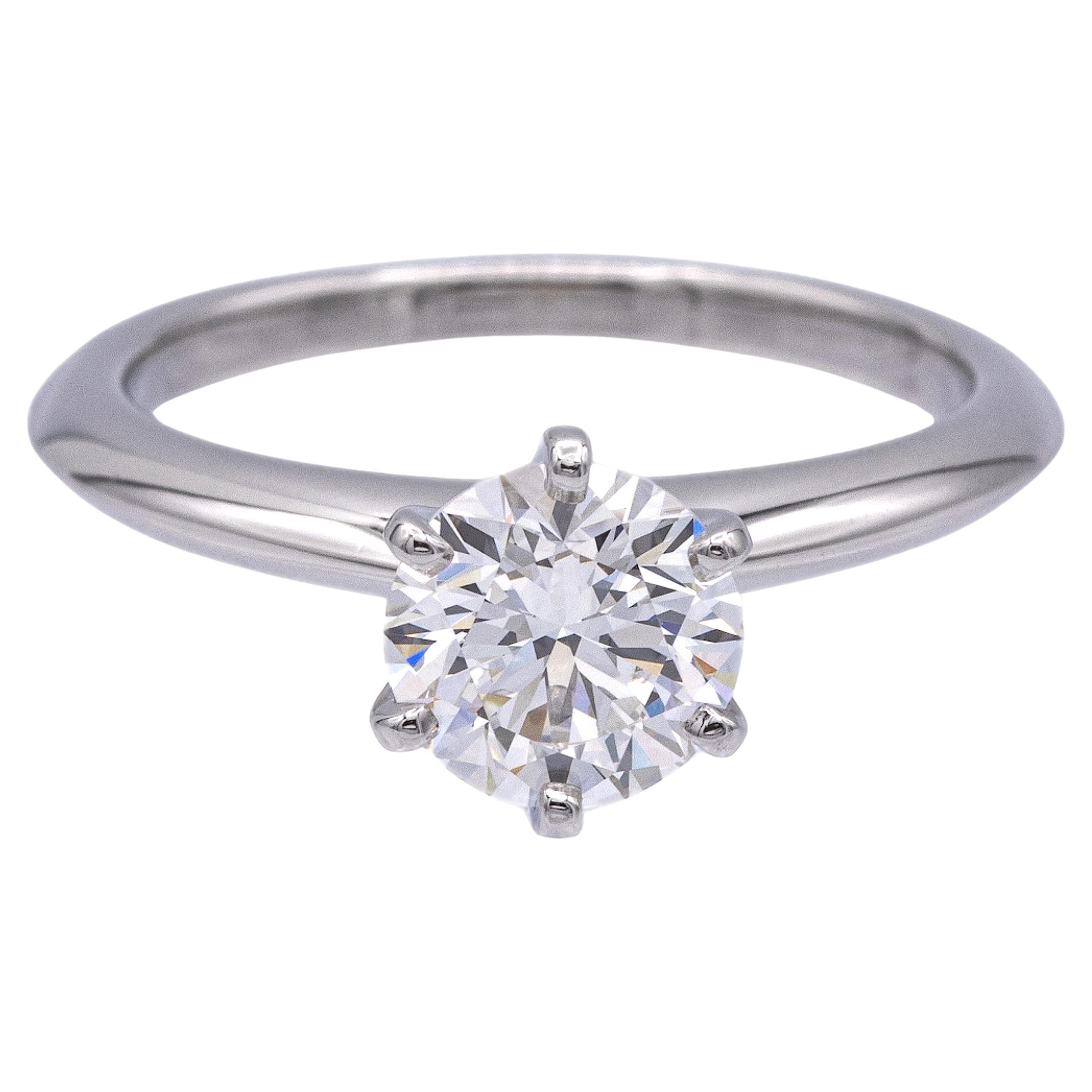 Tiffany & Co. Bague de fiançailles solitaire en platine avec diamant rond 1,31 carat G VVS2