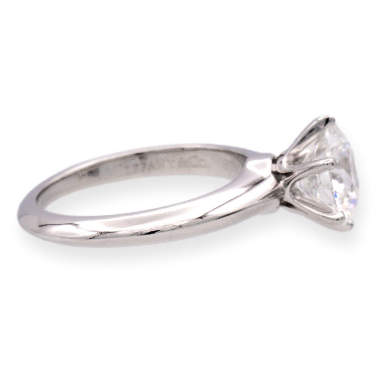 Taille brillant Tiffany & Co. Bague de fiançailles solitaire en platine avec diamant rond de 1,44 carat GVS1 en vente