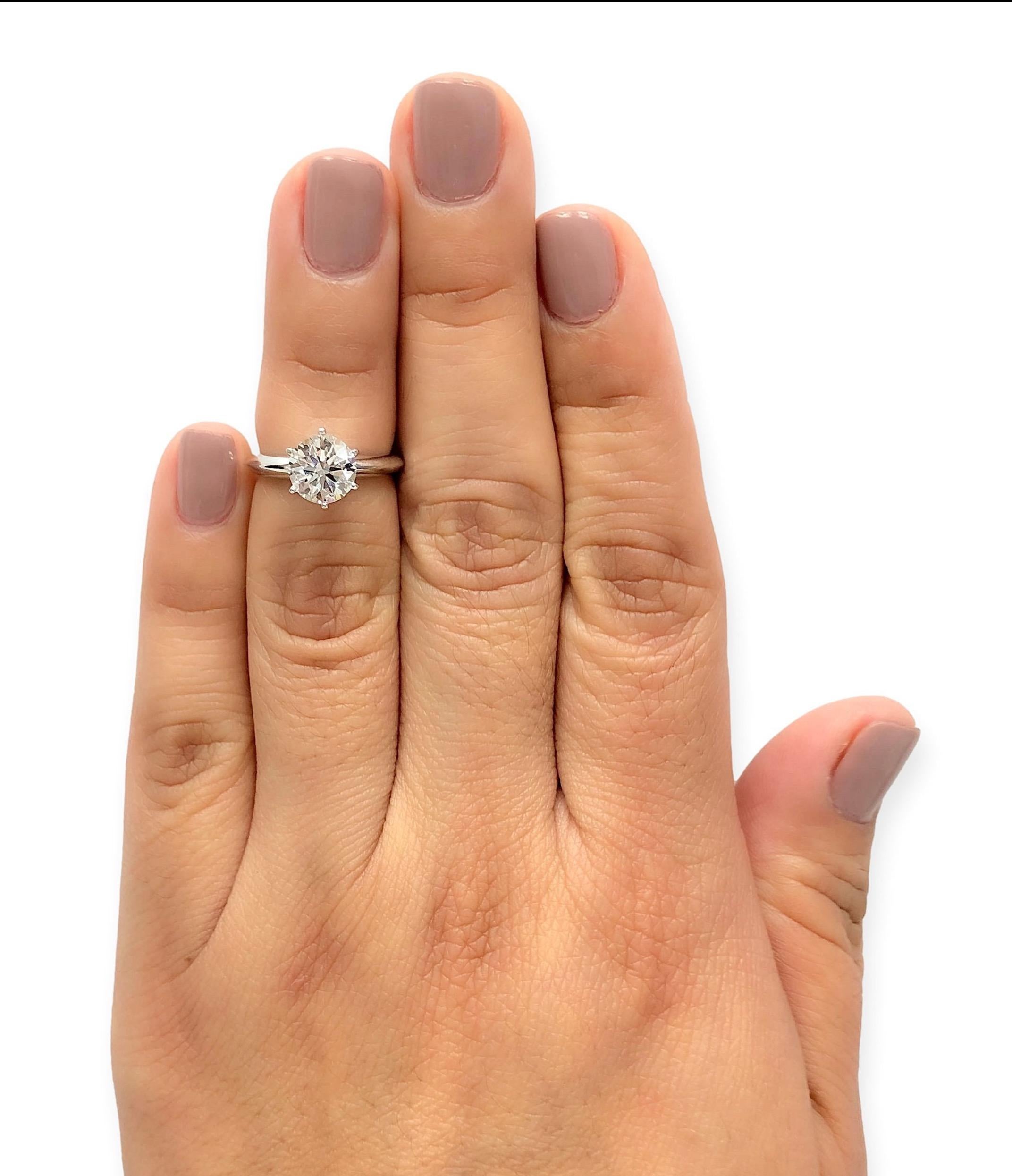 Tiffany & Co. Bague de fiançailles solitaire en platine avec diamant rond de 1,44 carat GVS1 en vente 2