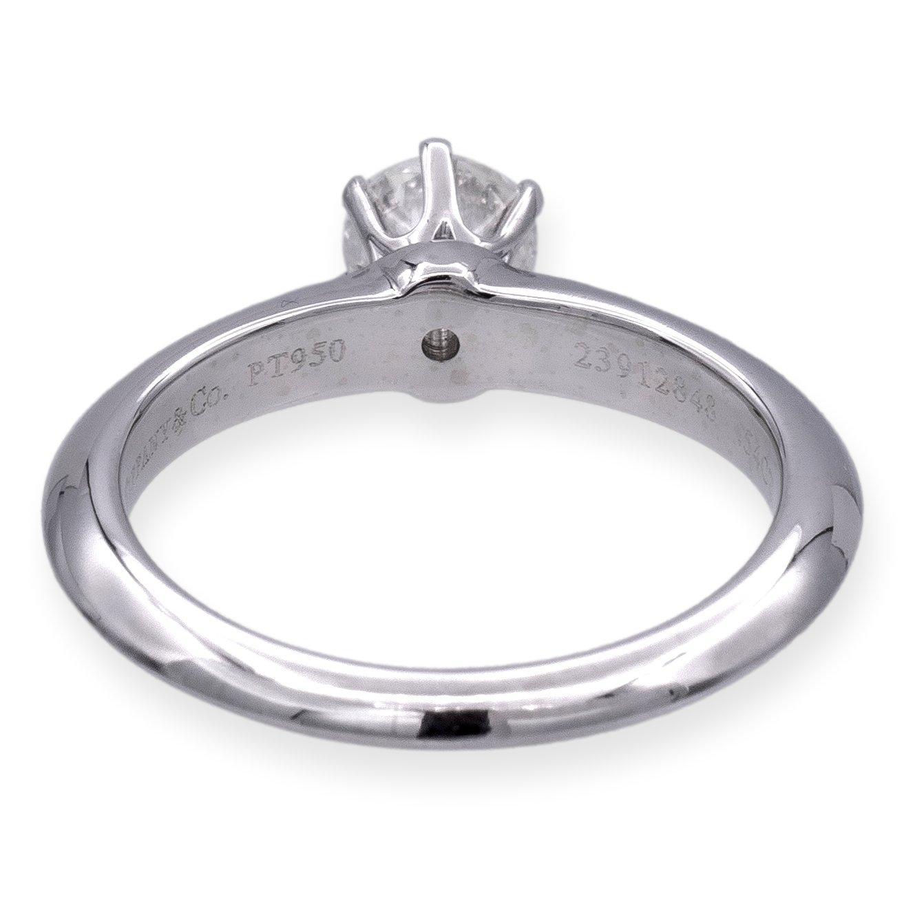 Tiffany & Co. Bague de fiançailles solitaire en platine à diamant rond .54Ct IVVS1 Excellent état - En vente à New York, NY