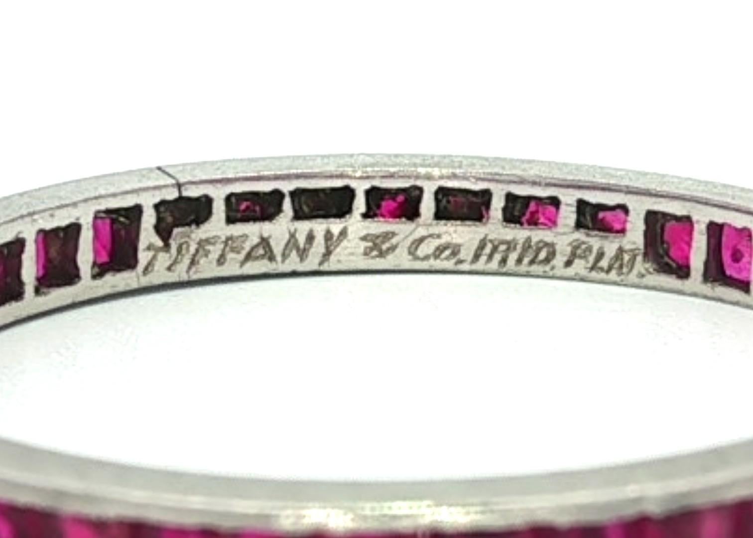 Quadrato Tiffany & Co. Anello a fascia di eternità in platino con taglio quadrato a gradini e canale incastonato di rubini in vendita