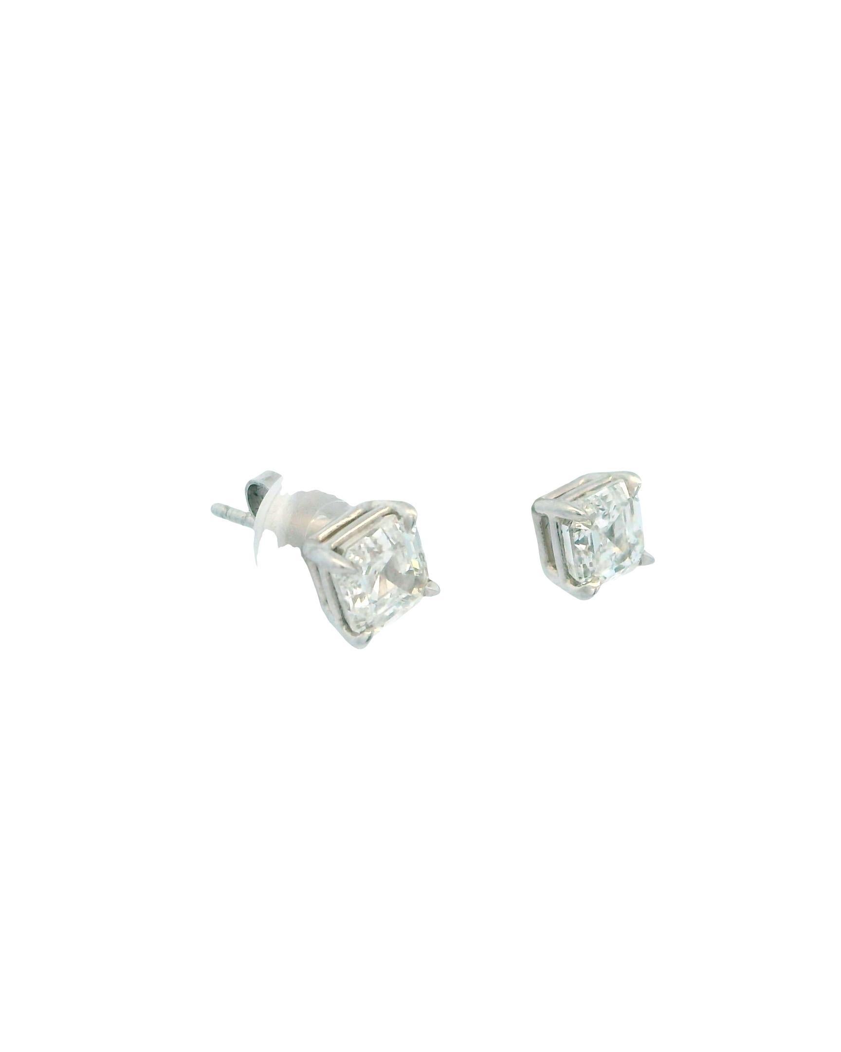 Ces boucles d'oreilles exquises sont un mélange parfait de sophistication et de luxe. Fabriquées en platine de qualité supérieure, elles sont ornées d'un total de 1,11 carats de diamants blancs de taille carrée.

Chaque diamant est d'une clarté et