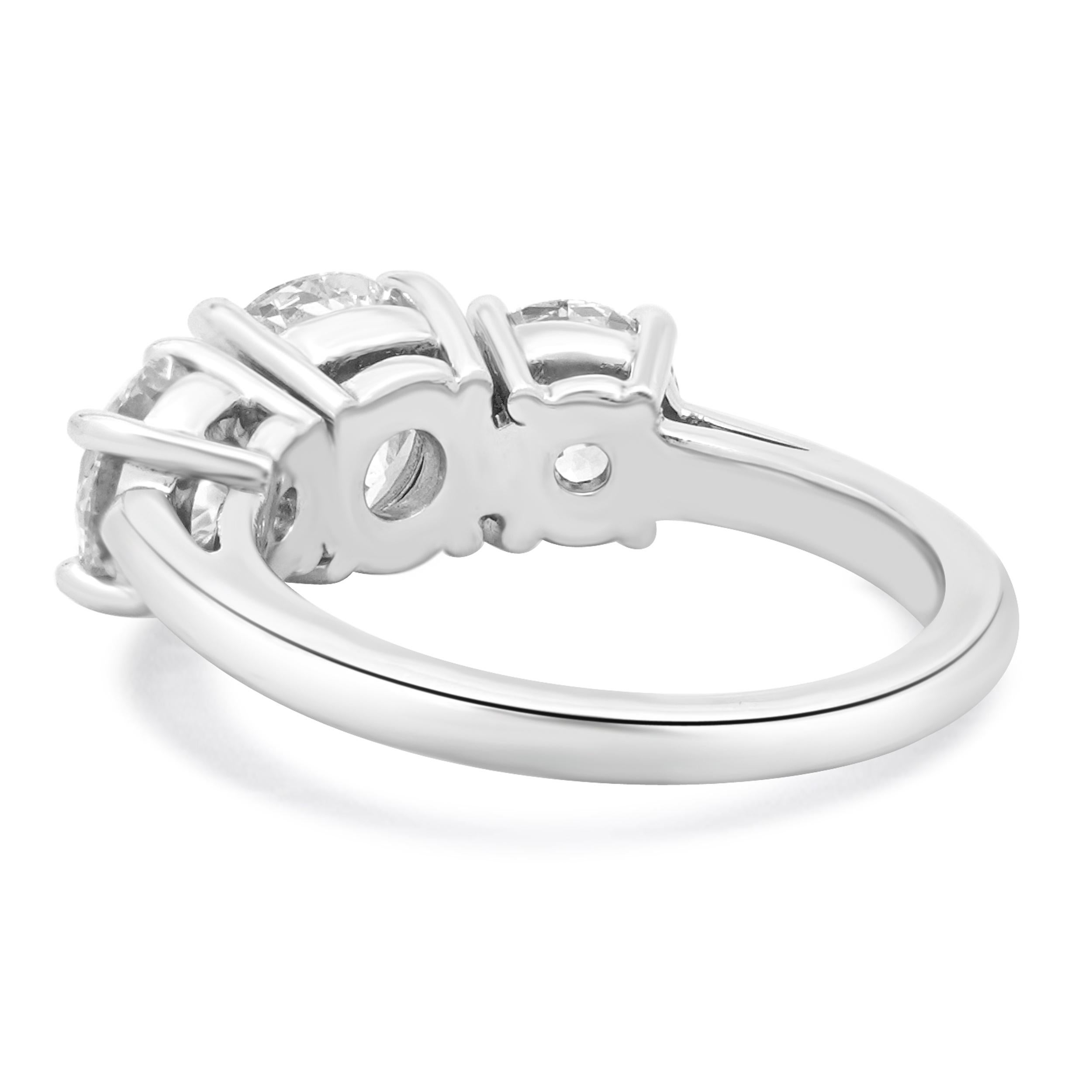 Tiffany & Co. Anillo de compromiso de platino y tres diamantes Corte redondo en venta