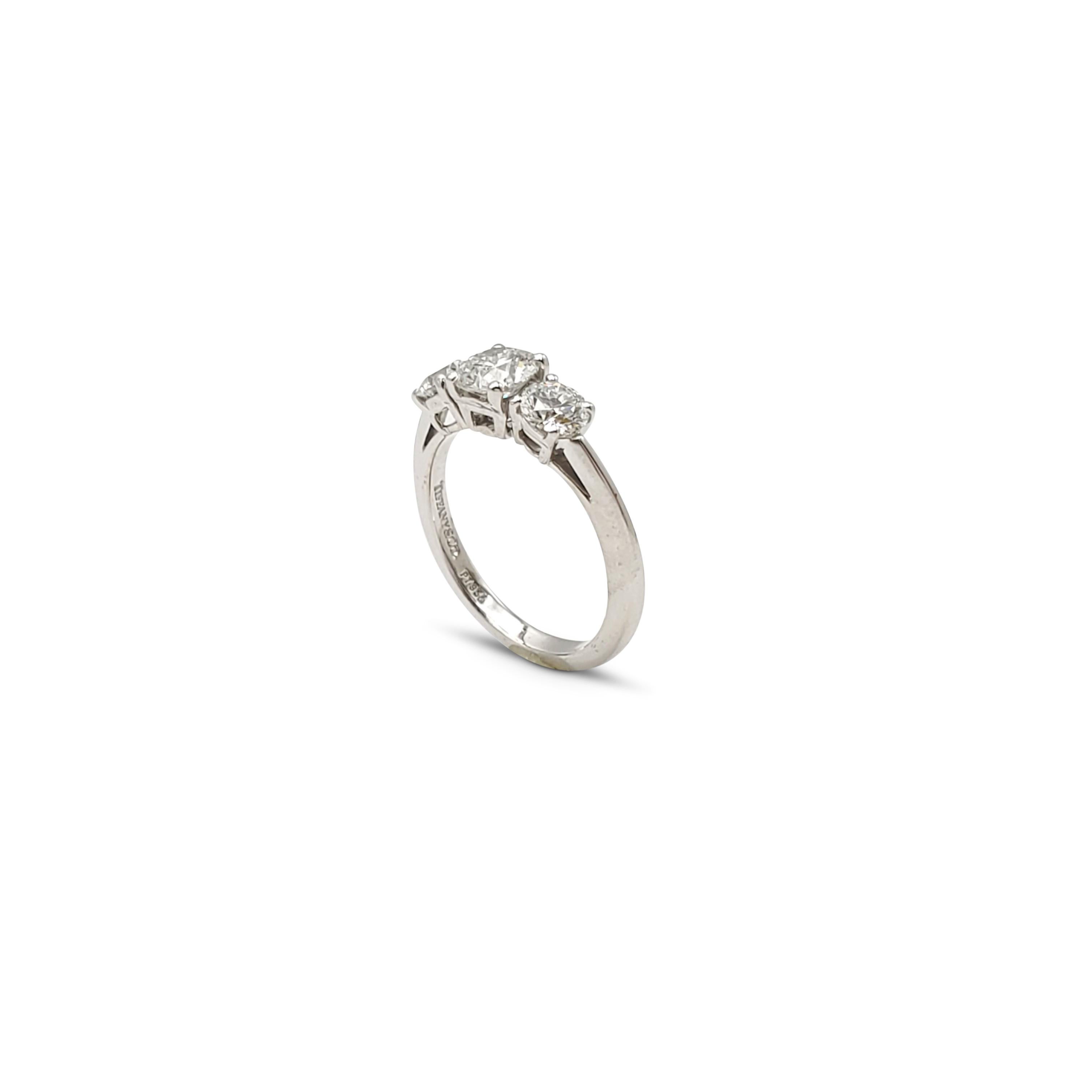 Authentischer Verlobungsring von Tiffany & Co. in einer Platinfassung mit zwei perfekt geschliffenen runden Brillanten:: die einen dritten runden Brillanten in der Mitte einrahmen. Die Seitensteine wiegen jeweils 0::35 Karat (beide Farbe E::