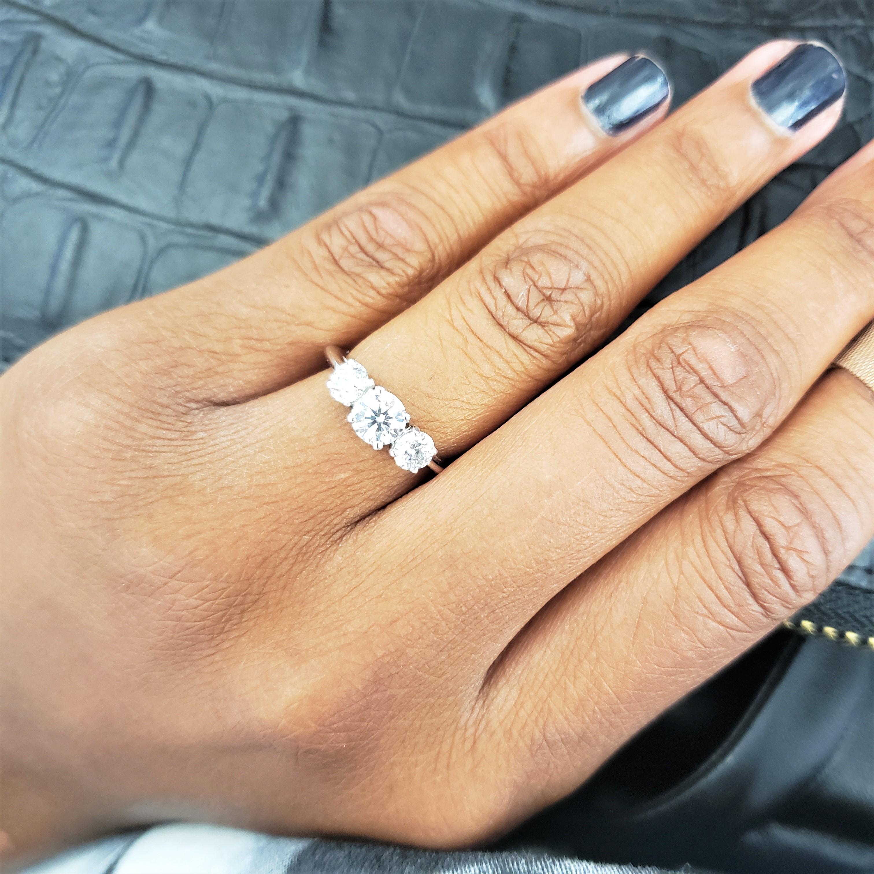 Tiffany & Co. Platin Dreistein-Diamant-Verlobungsring 2