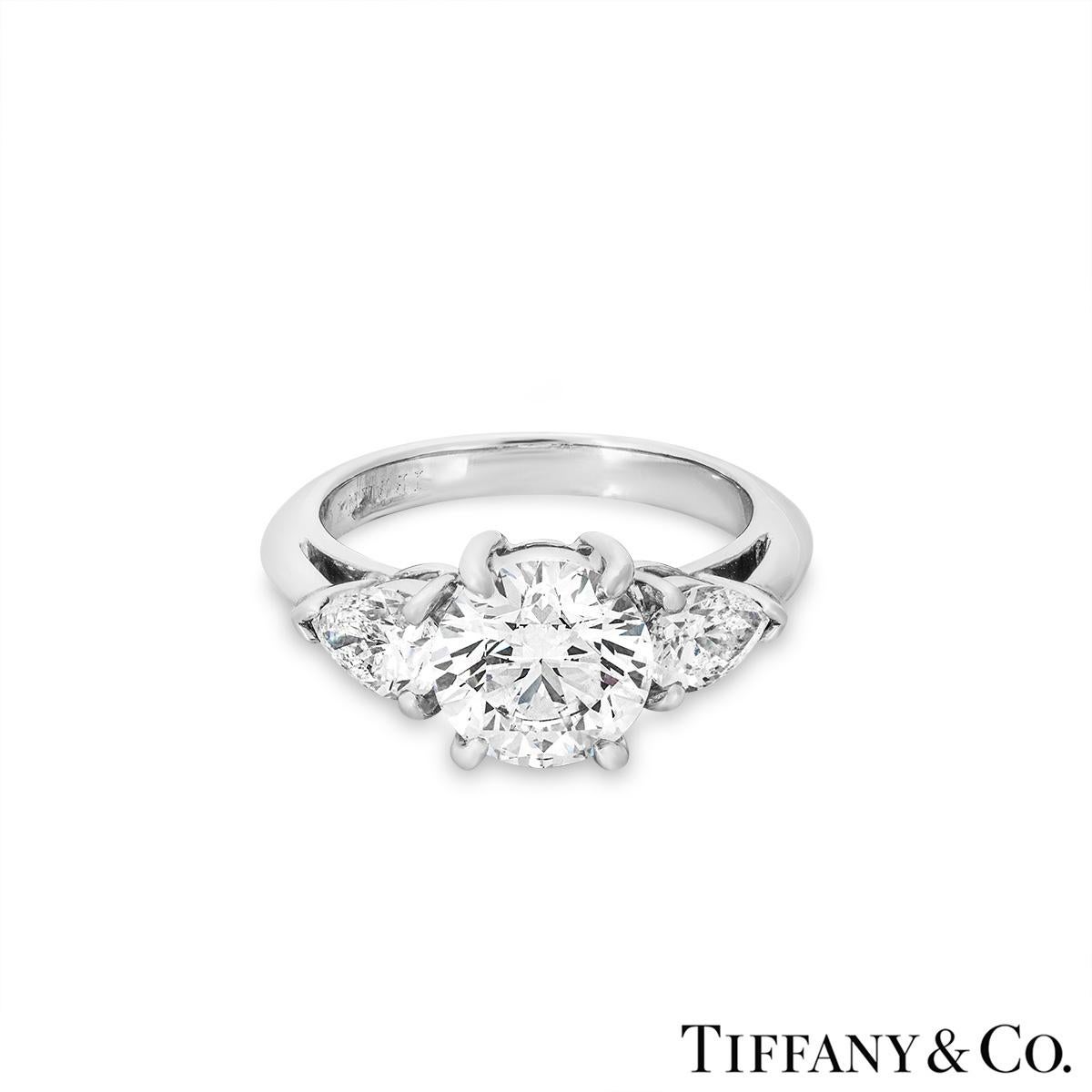 Taille ronde Tiffany & Co. Bague à trois pierres diamantée 1,65 carat G/VVS2 XXX en vente