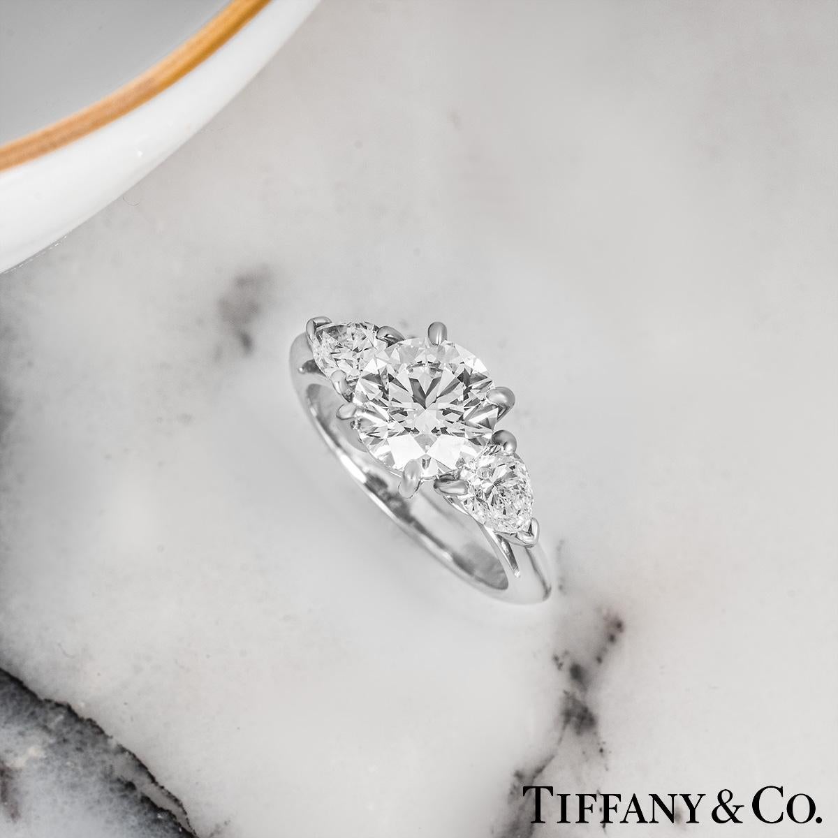 Tiffany & Co. Bague à trois pierres diamantée 1,65 carat G/VVS2 XXX en vente 2