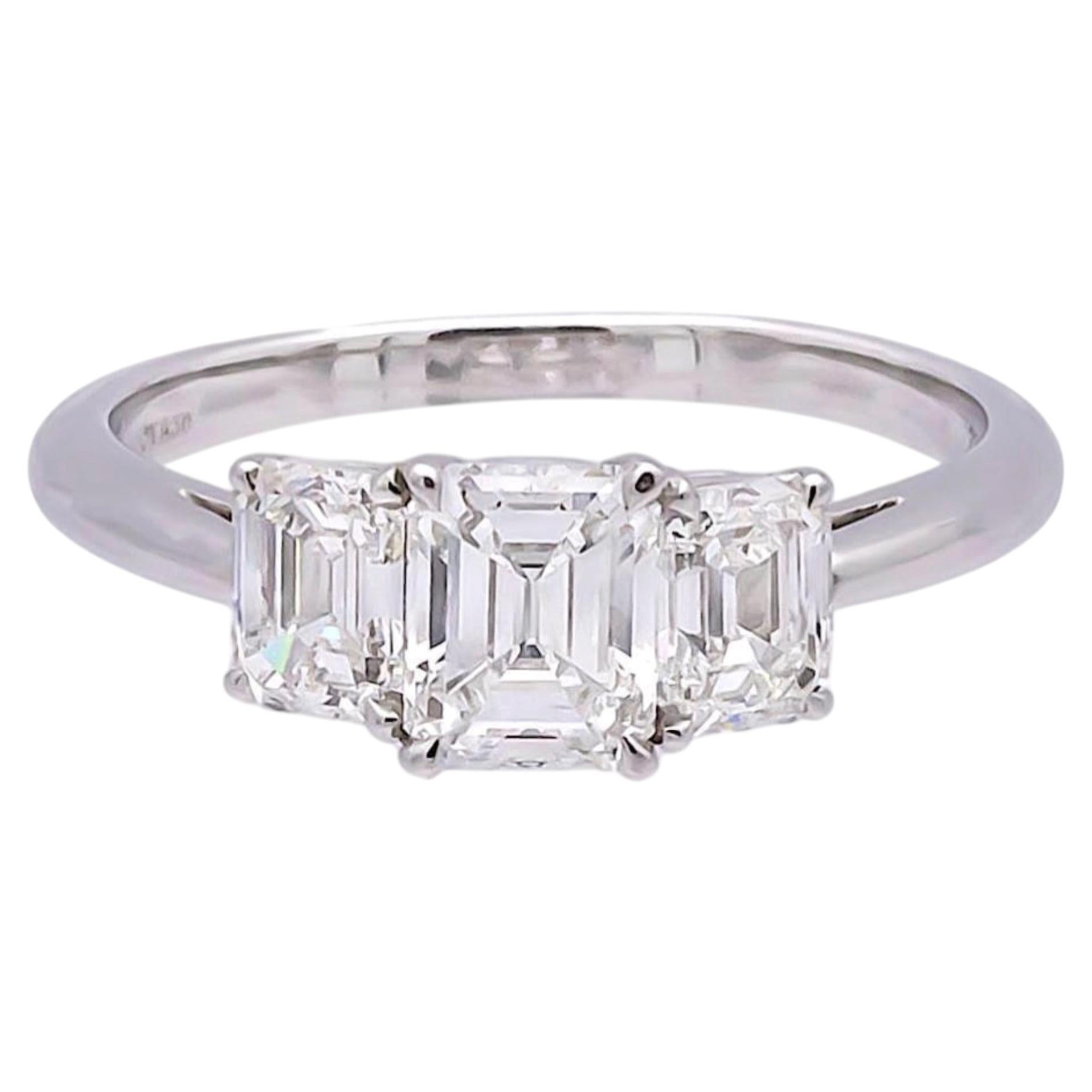 Tiffany & Co. Verlobungsring aus Platin mit drei Steinen im Smaragdschliff, 1,59 ct TW, GVVS im Angebot