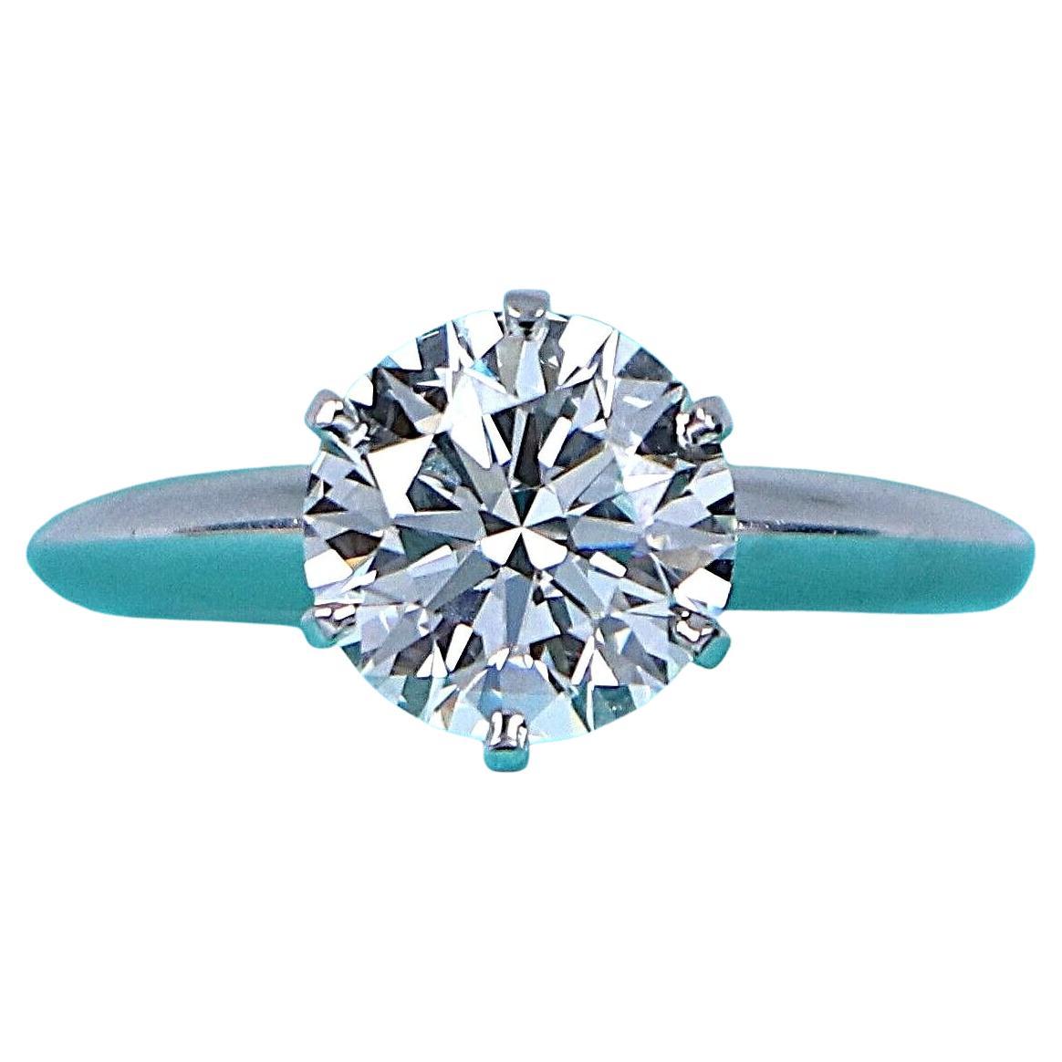 Tiffany 
Co. Bague de fiançailles solitaire de 1,59 carat en platine avec monture Tiffany en vente