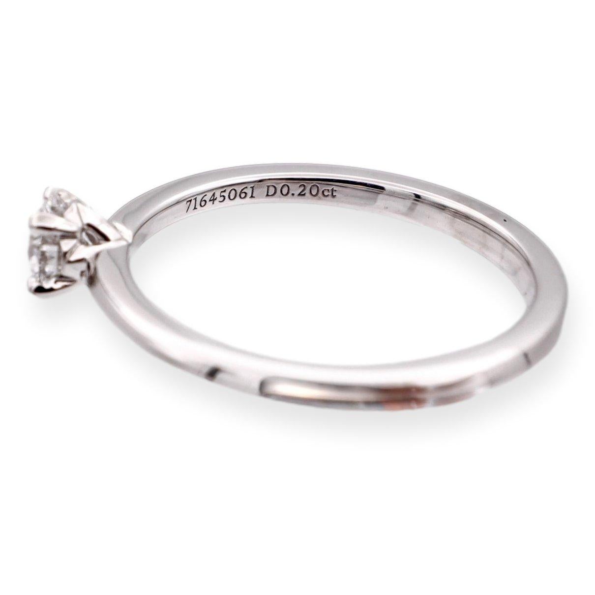 Moderne Tiffany & Co. Bague de fiançailles en platine avec véritable diamant rond  .20 ct EVS1 en vente