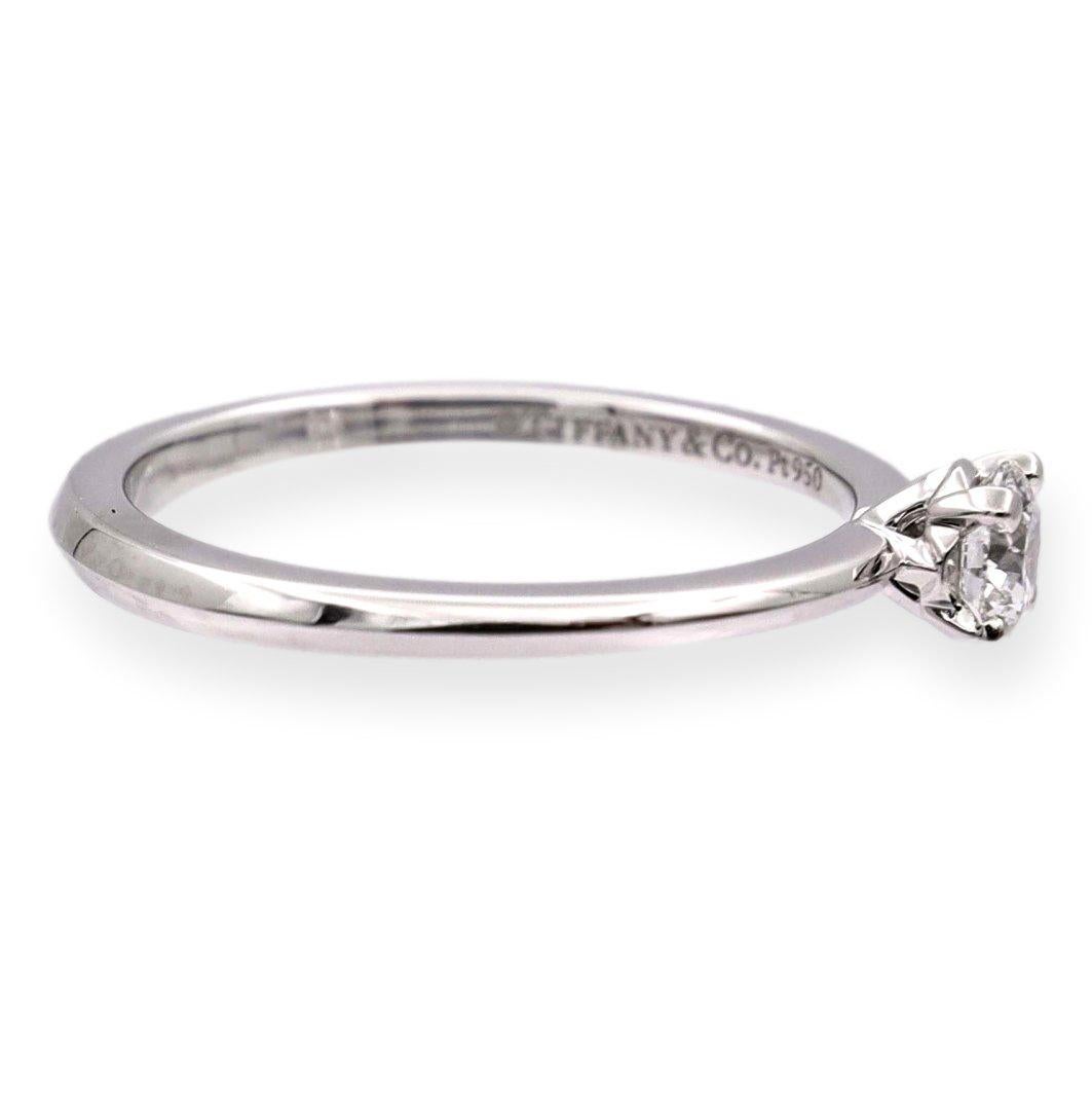 Taille ronde Tiffany & Co. Bague de fiançailles en platine avec véritable diamant rond  .20 ct EVS1 en vente