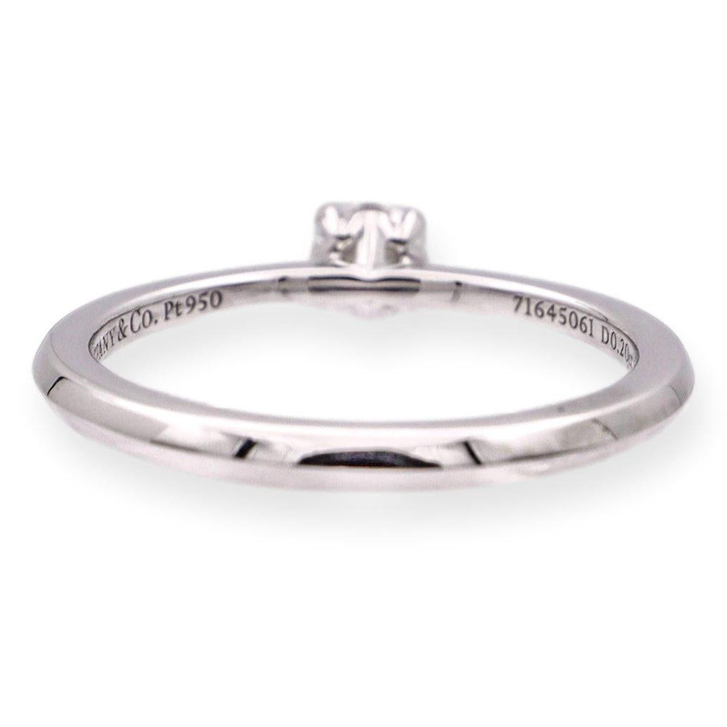 Tiffany & Co. Bague de fiançailles en platine avec véritable diamant rond  .20 ct EVS1 Excellent état - En vente à New York, NY