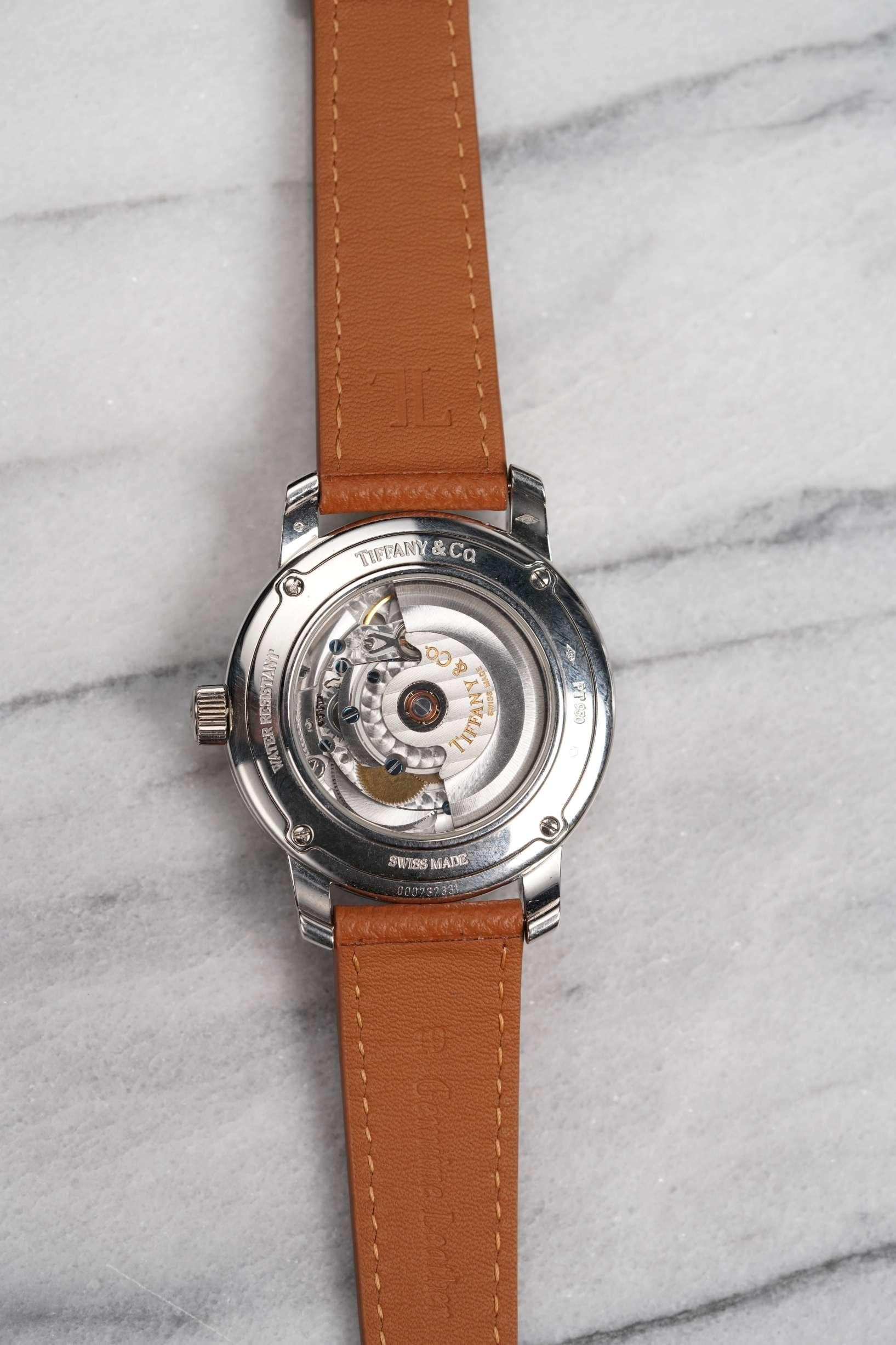 Reloj Tiffany & Co de platino con agujas de bastón doradas, años 2000 en Bueno estado para la venta en New York, NY