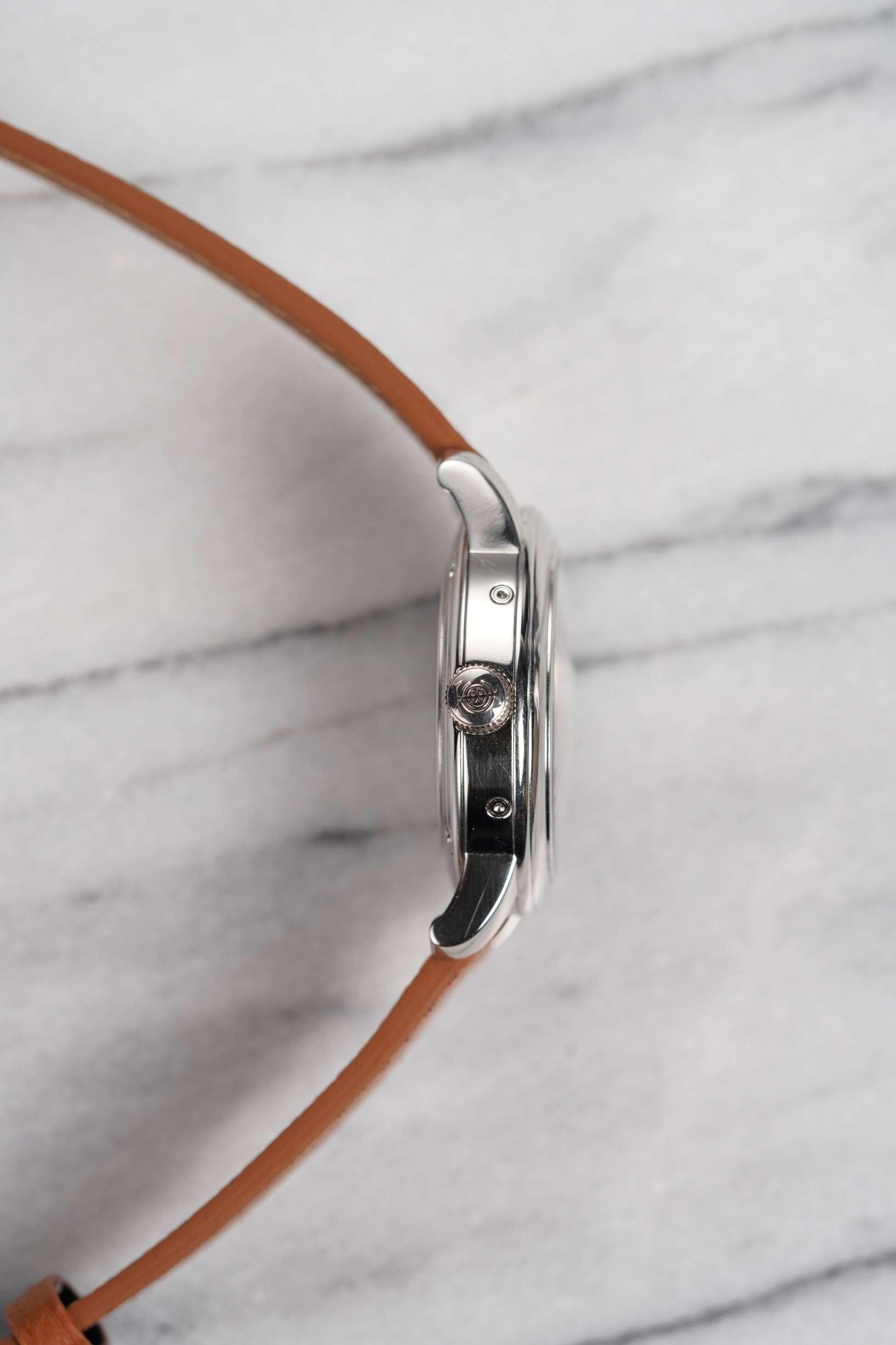 Femenino o masculino Reloj Tiffany & Co de platino con agujas de bastón doradas, años 2000 en venta