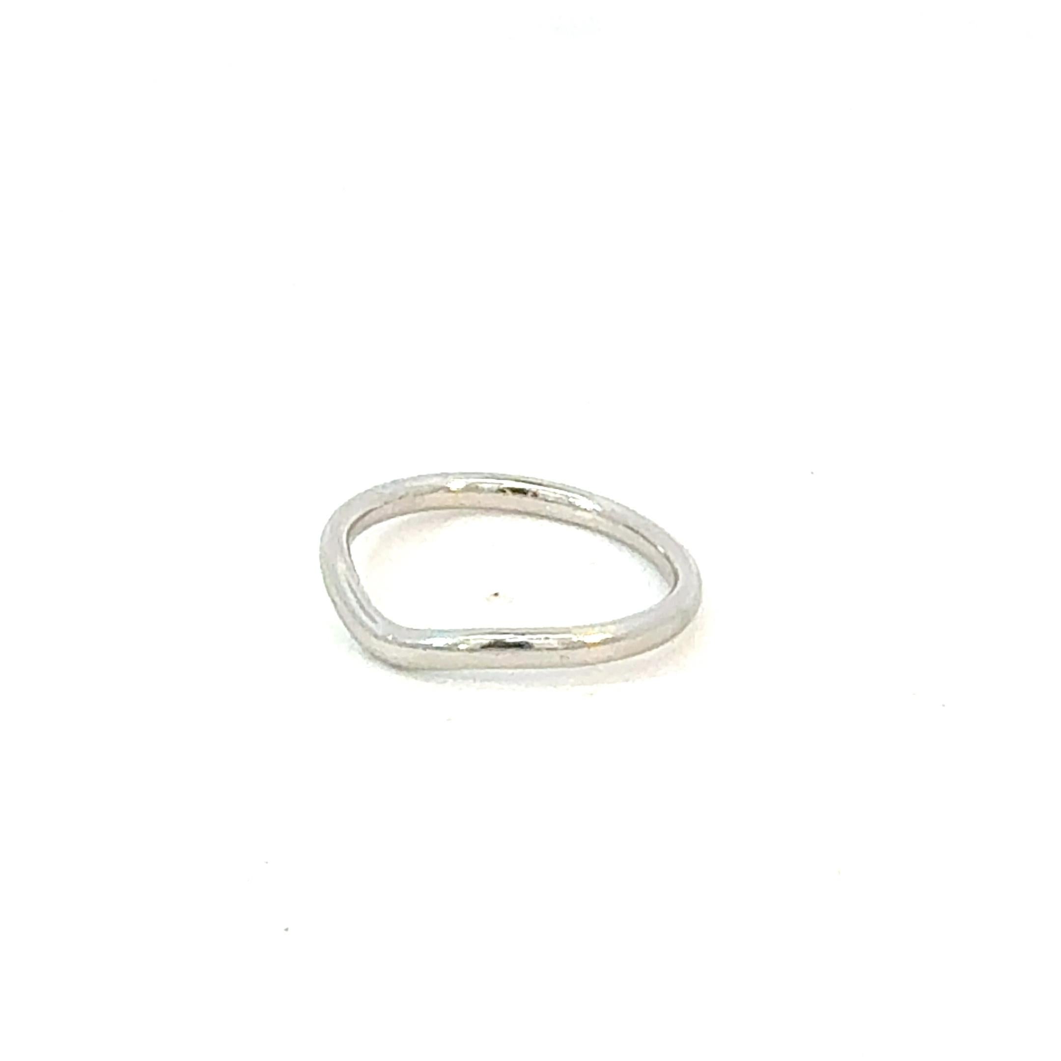 Anillo Tiffany & Co Wave de platino talla 7 de Elsa Peretti 2,2 mm Estate en Bueno estado para la venta en Brooklyn, NY