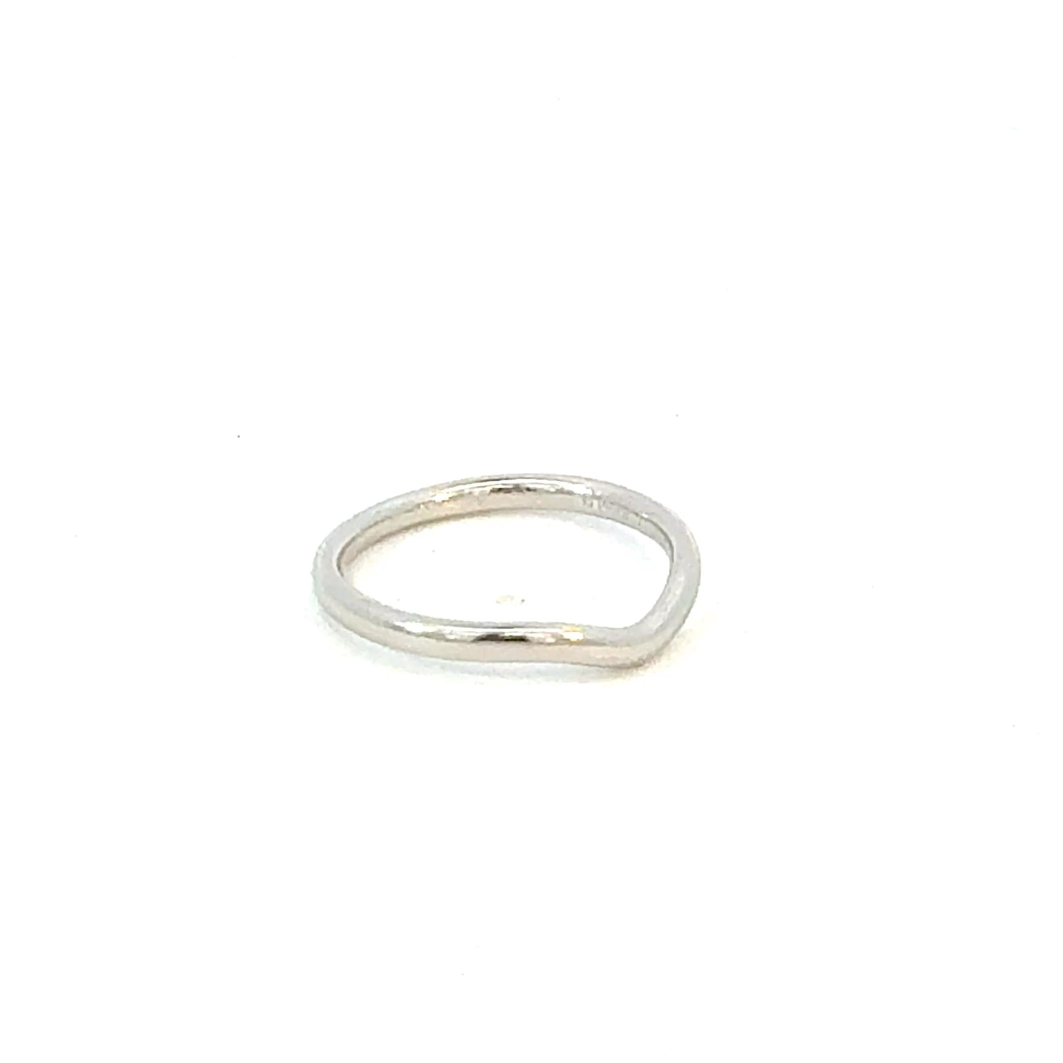De las mujeres Anillo Tiffany & Co Wave de platino talla 7 de Elsa Peretti 2,2 mm Estate en venta