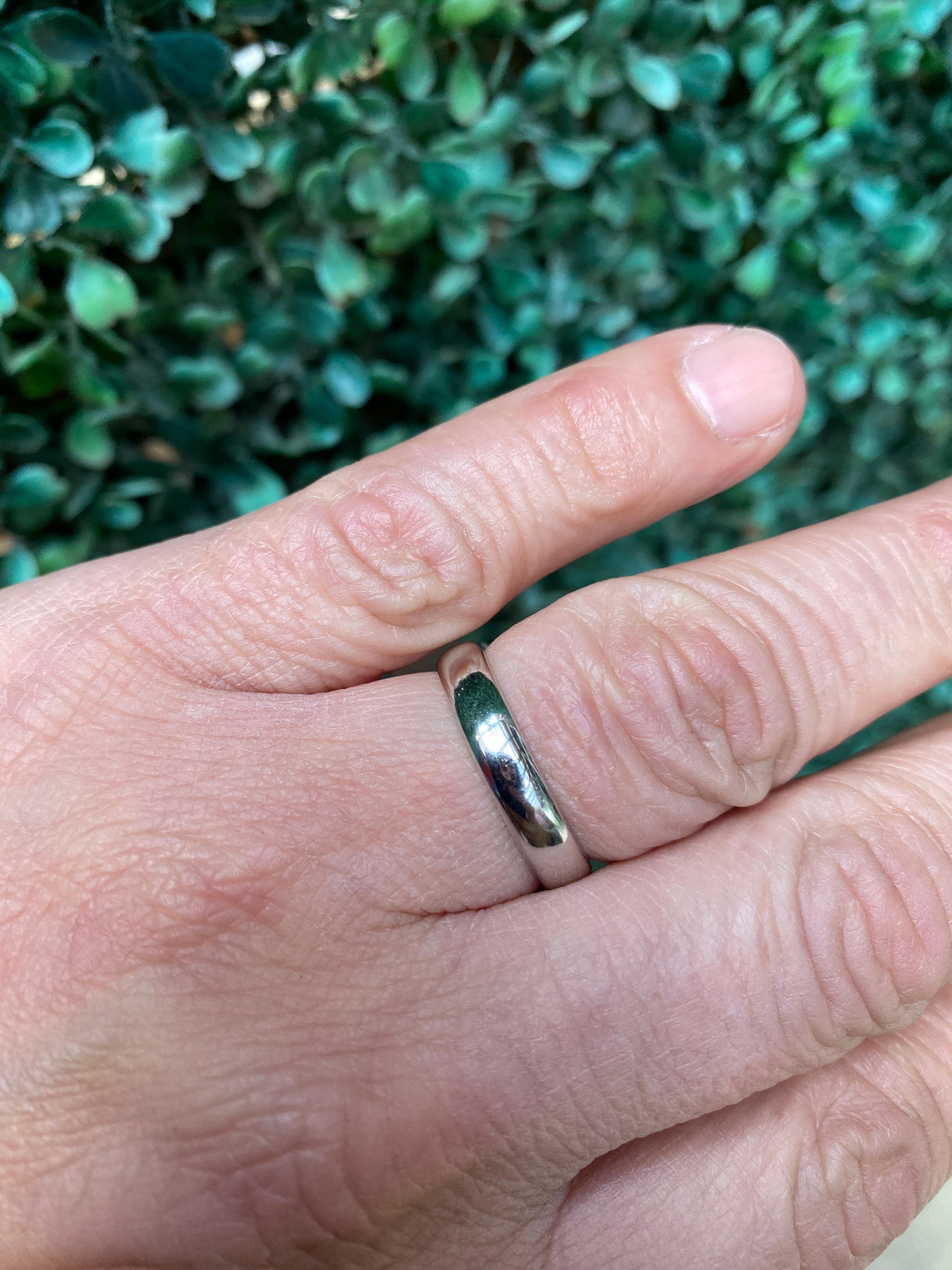 Tiffany & Co. Platinum Wedding Band In Excellent Condition For Sale In Houston, TX