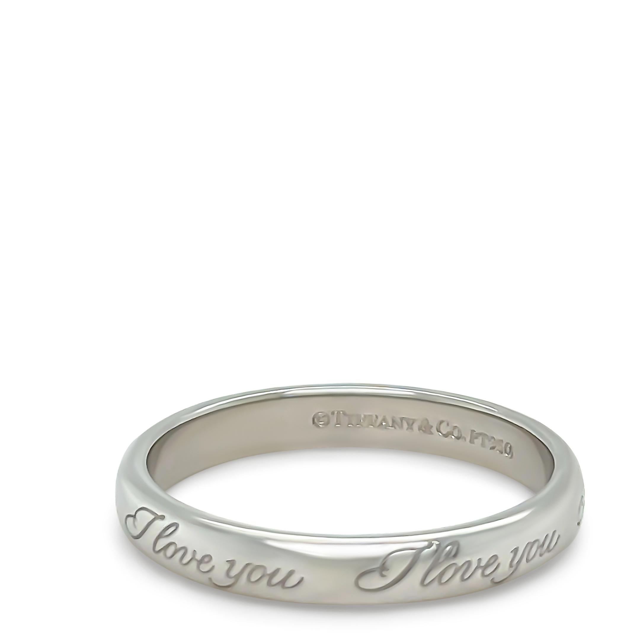 Une alliance 'I love you' de Tiffany & Co, en platine 950. Gravé 