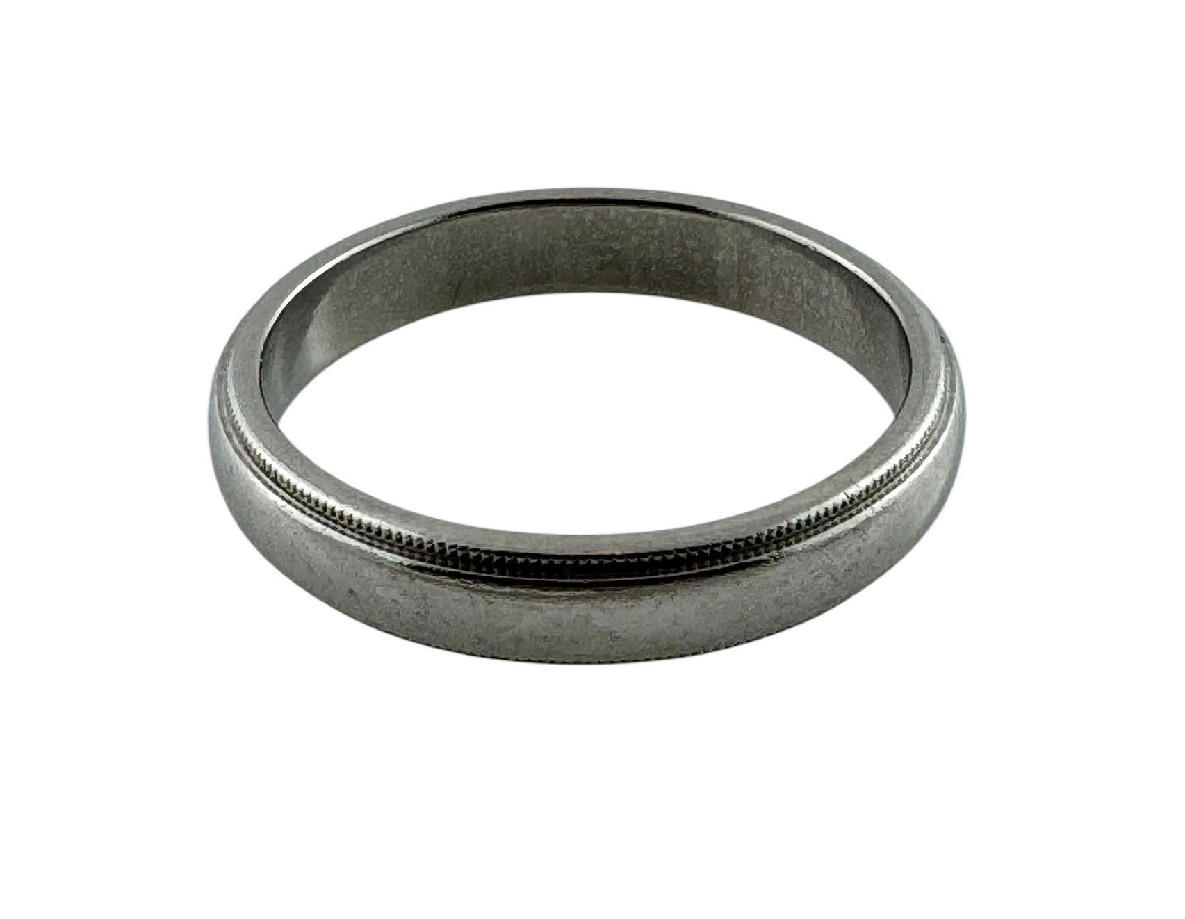 Tiffany & Co. Platin Hochzeit Band Milgrain Rand

Dieser klassische Ehering von Tiffany & Co. ist in Platin gefasst.

Größe: 10,25

Breite: 4 mm

Gestempelt: Tiffany & Co. PT 950

8,6 g / 5,5 dwt

Sehr guter gebrauchter Zustand.

Wird mit Priorität