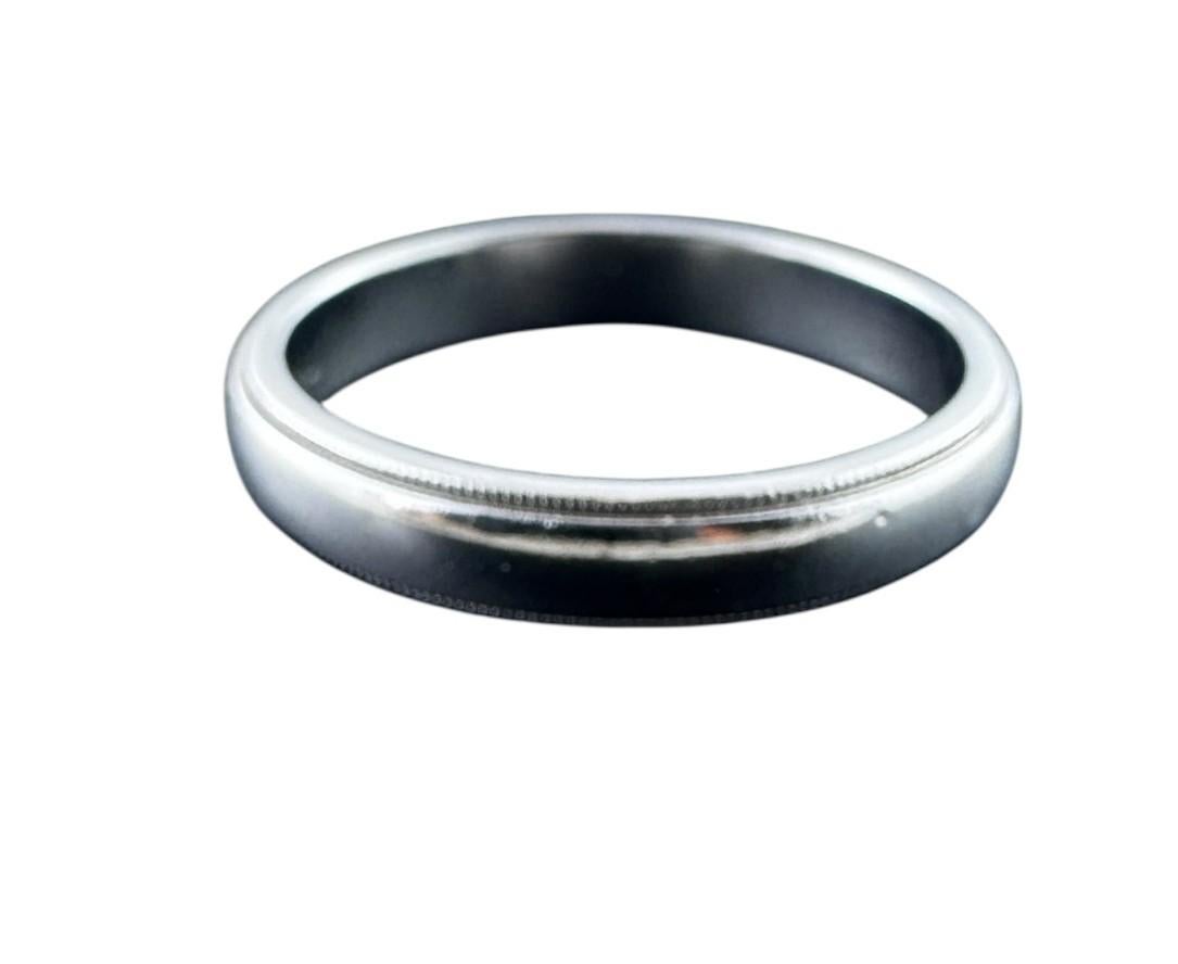 Tiffany & Co. Anneau de mariage en platine à grains multiples

Cette alliance classique de Tiffany & Co. est sertie en platine.

Taille : 10.25

Largeur : 4mm

Estampillé : Tiffany & Co. PT 950

8,6 g / 5,5 dwt

Très bon état.

Sera expédié par