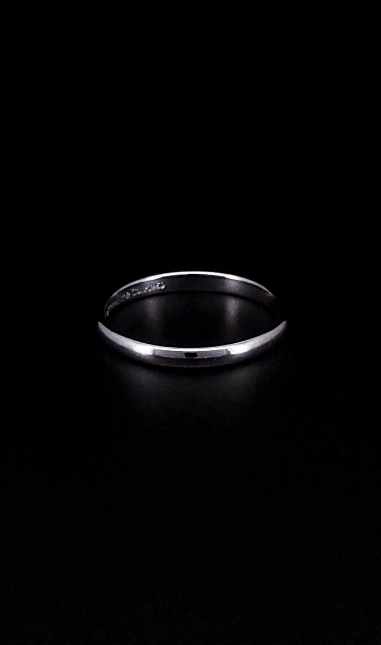 TIFFANY & CO. PLATINUM WEDDING BAND RING

-Metal: Platinum 950
-Size: 6
-Thickness: 2mm
-Weight: 2.3gr

*Includes Tiffany box.
