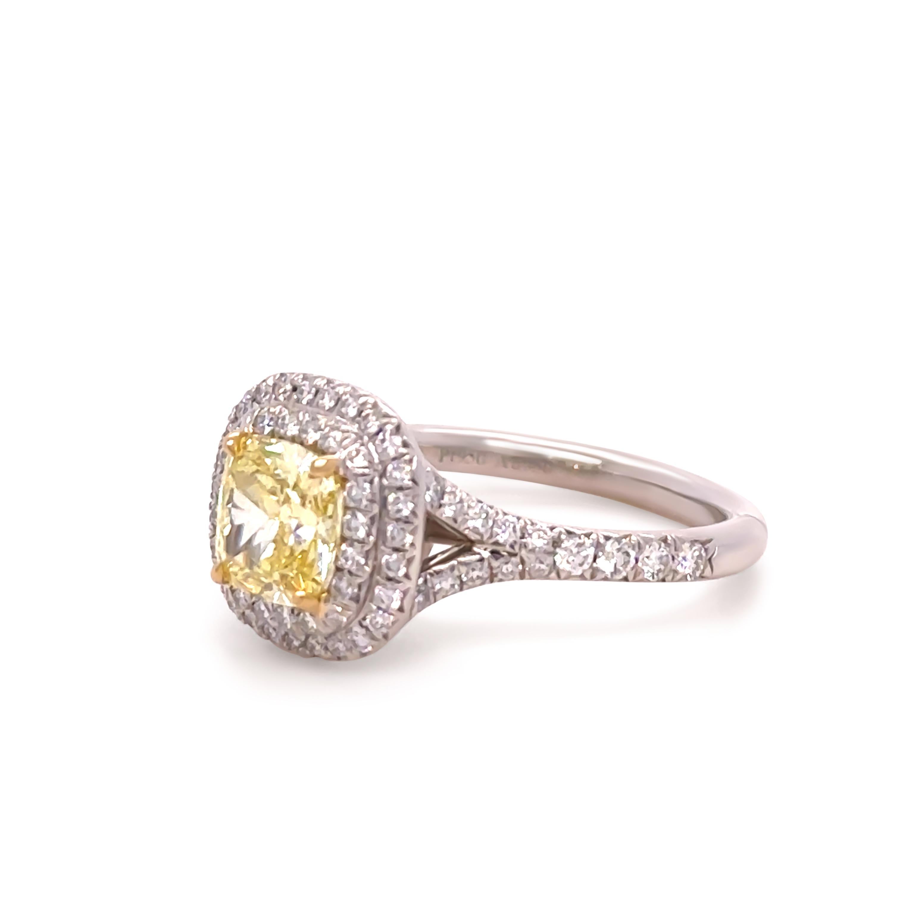 Ein Tiffany & Co Soleste Diamant Verlobungsring, hergestellt aus 950 Platin und 18ct Gelbgold. Der Ring ist mit einem Diamanten im Brillantschliff mit einem Gewicht von 1,05 ct. und einer intensiven gelben Farbe (Fancy Yellow) sowie einer Reinheit
