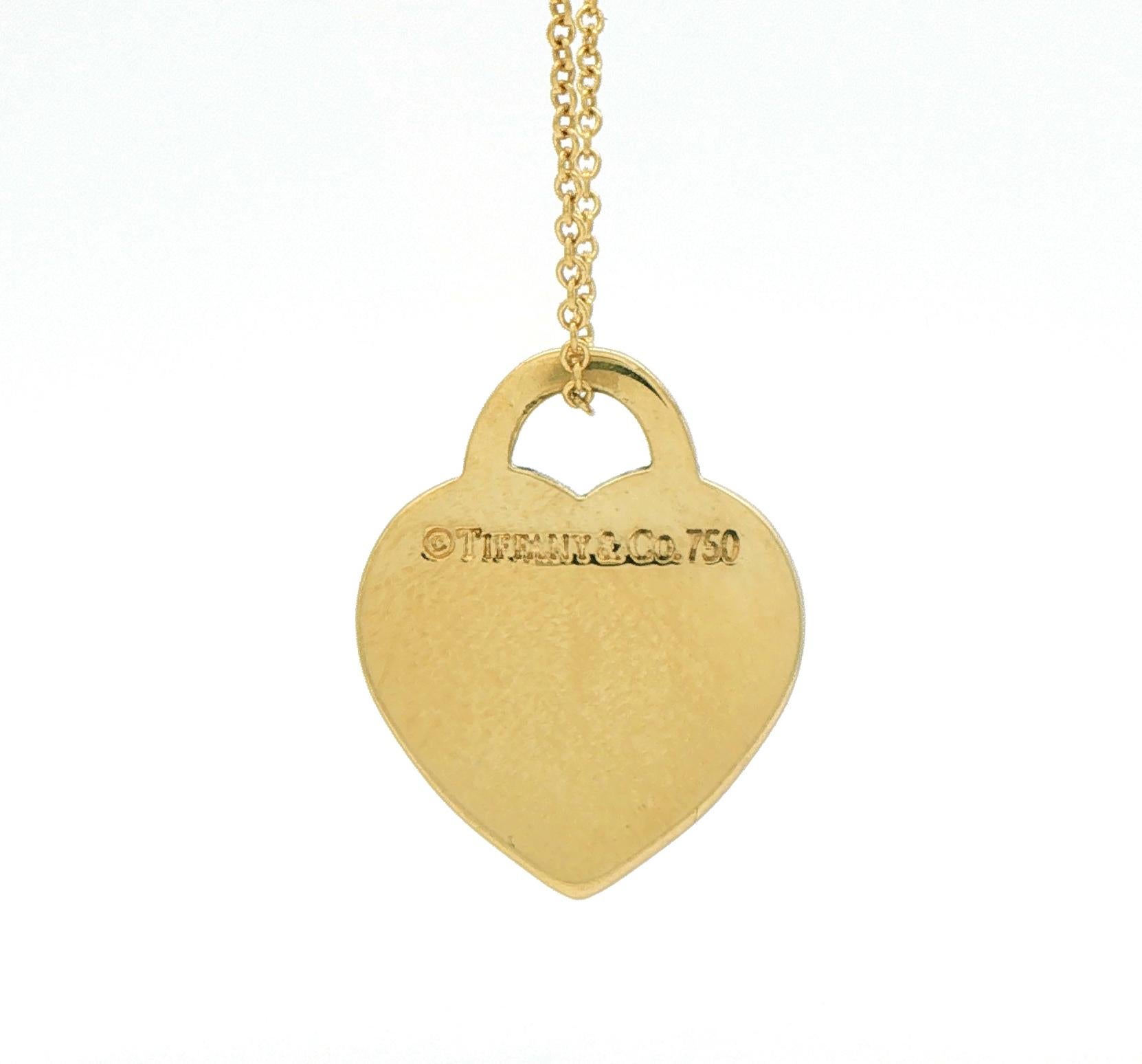 Questo elegante ciondolo in oro giallo 18kt cattura il fascino iconico del design più riconoscibile di Tiffany. Realizzato in oro giallo 18kt, il ciondolo misura 20 mm x 16 mm e pesa 5,1 grammi, garantendo qualità e presenza. Il pezzo arriva con una