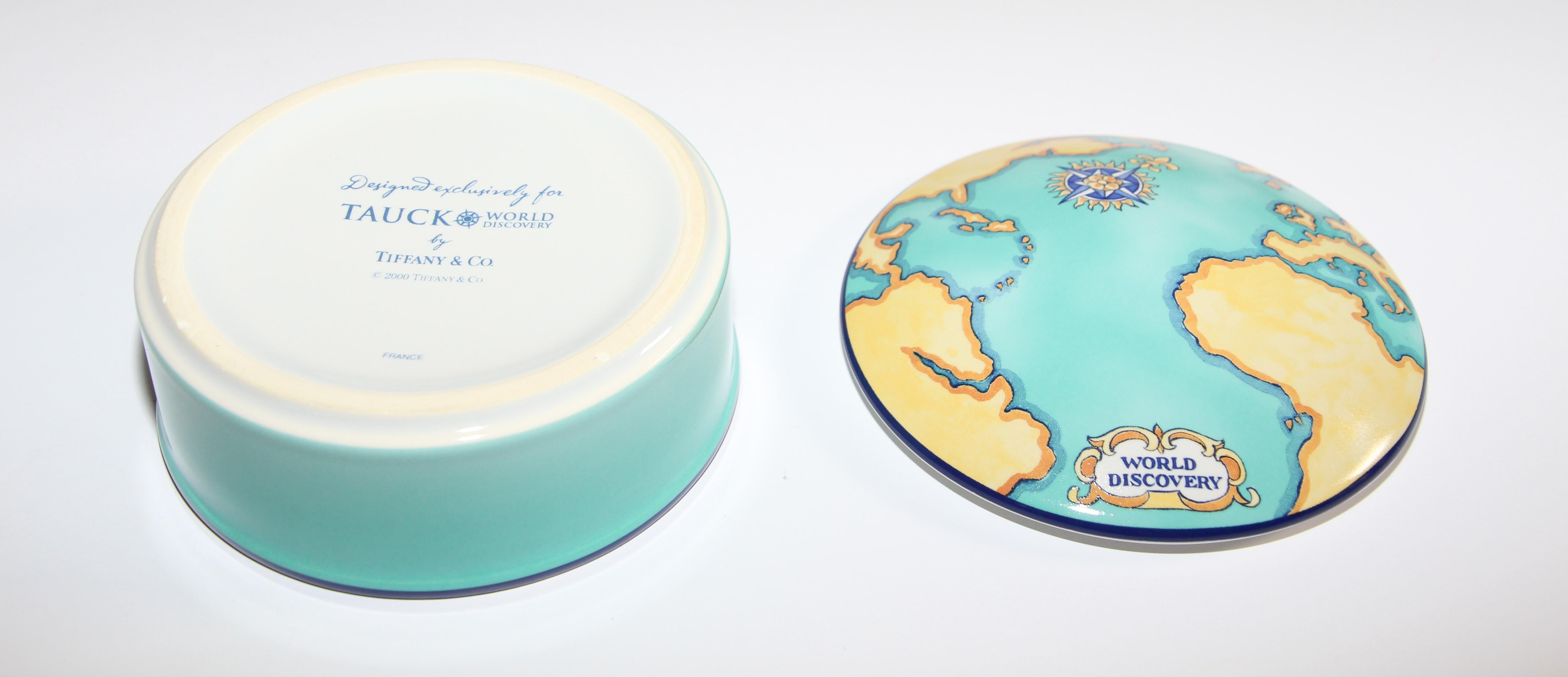 Néoclassique Tiffany & Co. Boîte à bijoux à couvercle en porcelaine conçue pour Tauck World France en vente