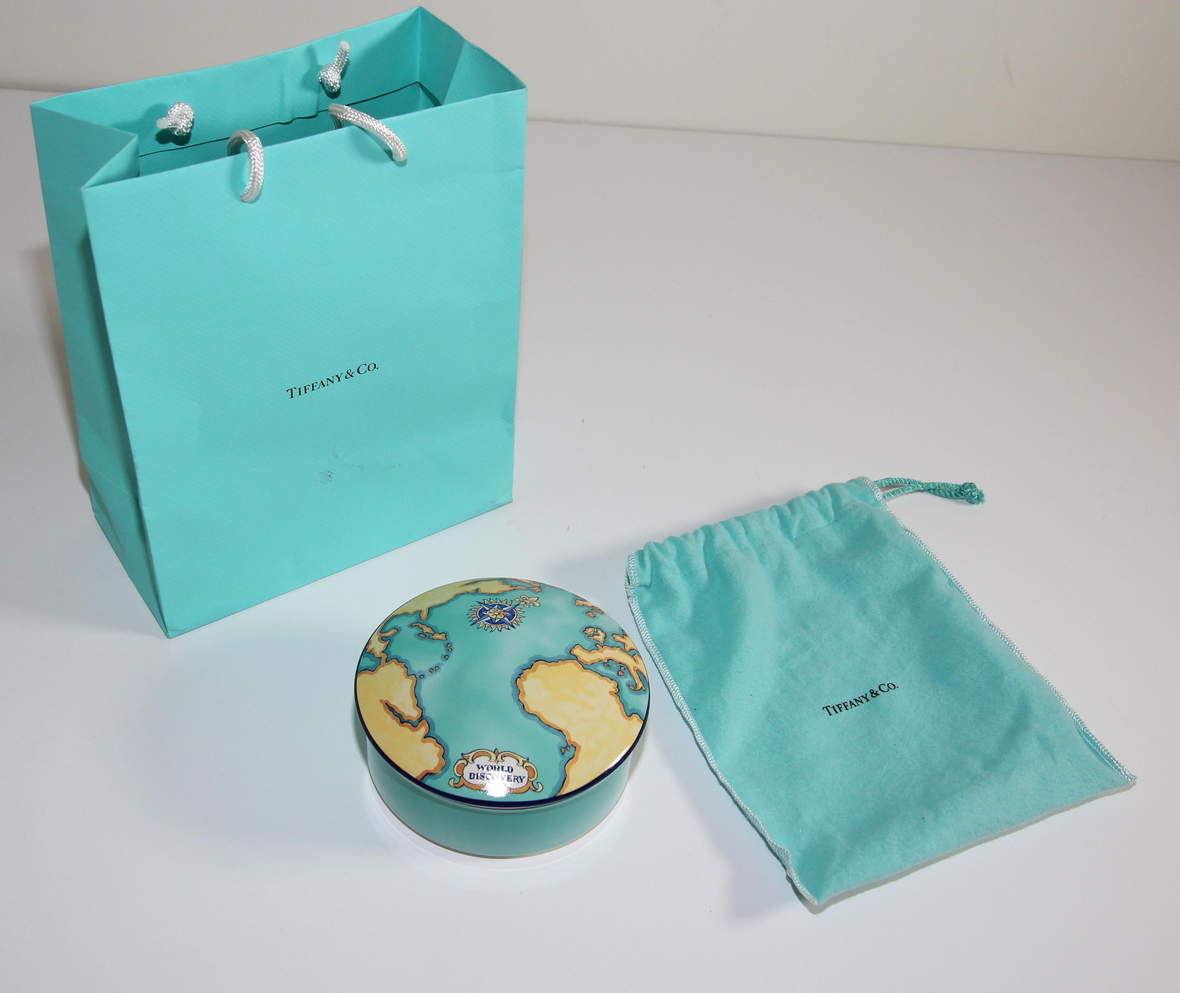 Peint à la main Tiffany & Co. Boîte à bijoux à couvercle en porcelaine conçue pour Tauck World France en vente