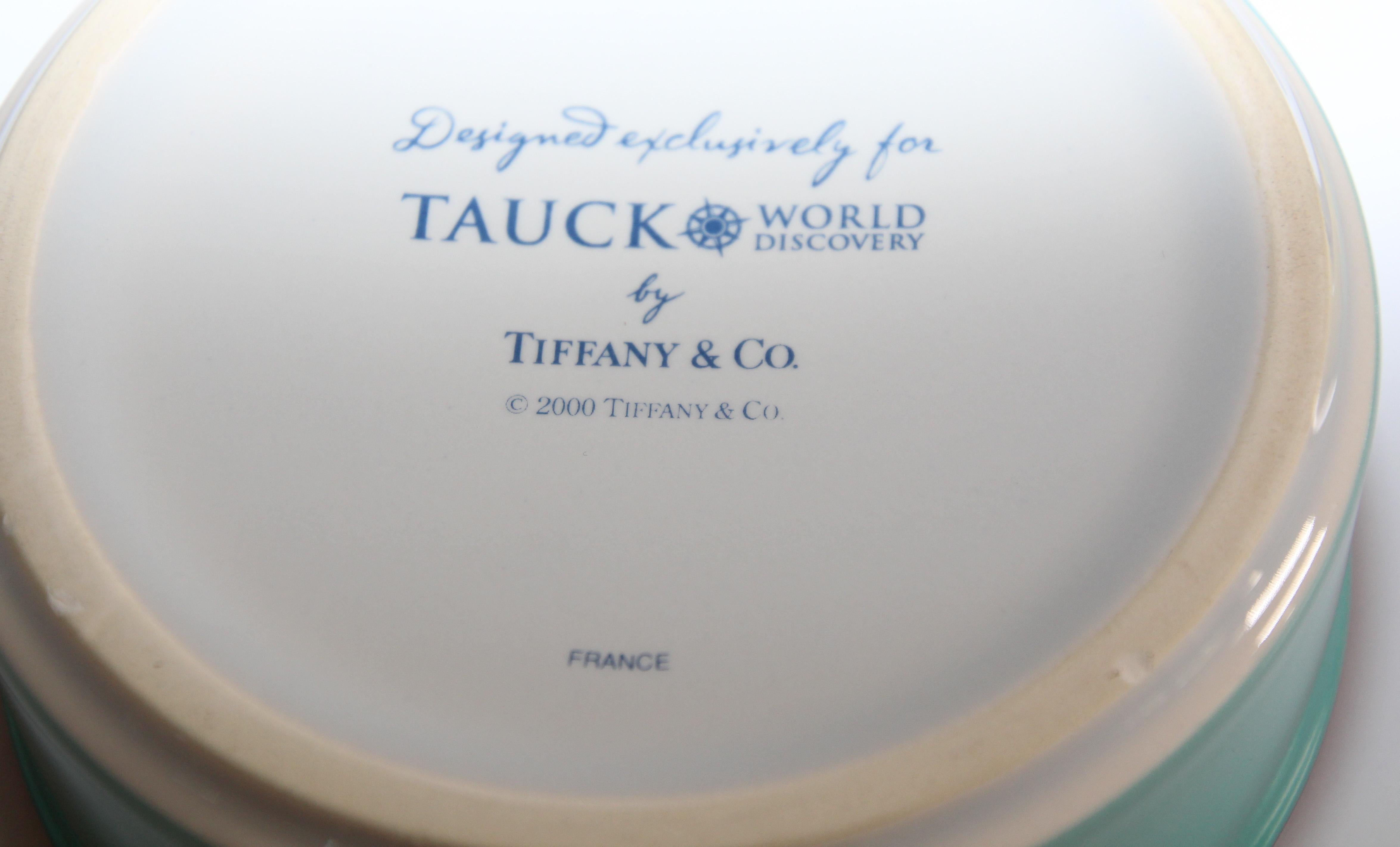 20ième siècle Tiffany & Co. Boîte à bijoux à couvercle en porcelaine conçue pour Tauck World France en vente