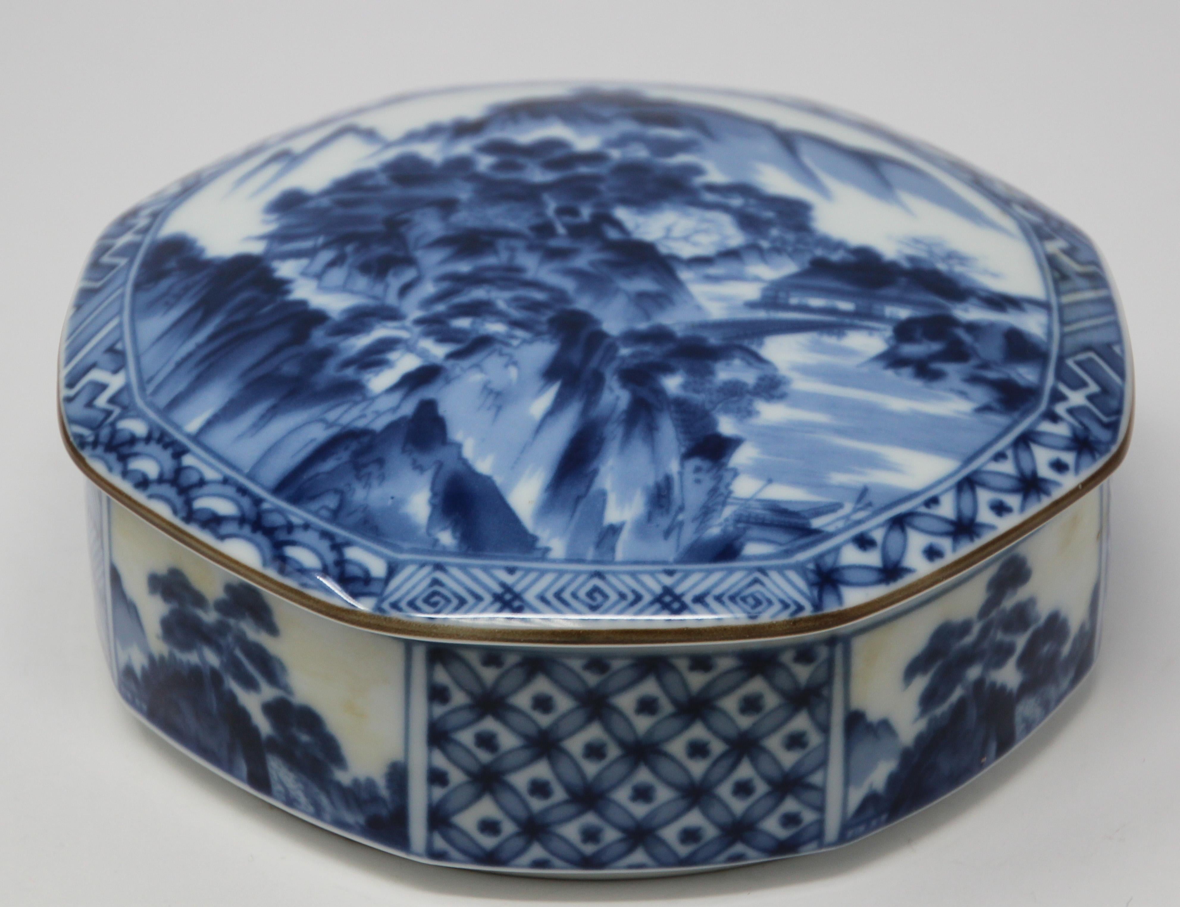 Tiffany & Co. blue and white porcelain round dish, trinket box.
The porcelain lid cover and sides are decorated with a blue and white Chinese style decor.
Makes an elegant unique decorative collectible
Designed by Tiffany & Co. Stamped Tiffany &