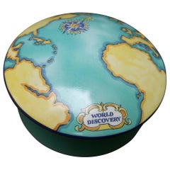 Tiffany & Co. Plat à cartes rond en porcelaine conçu pour Tauck World, fabriqué en France