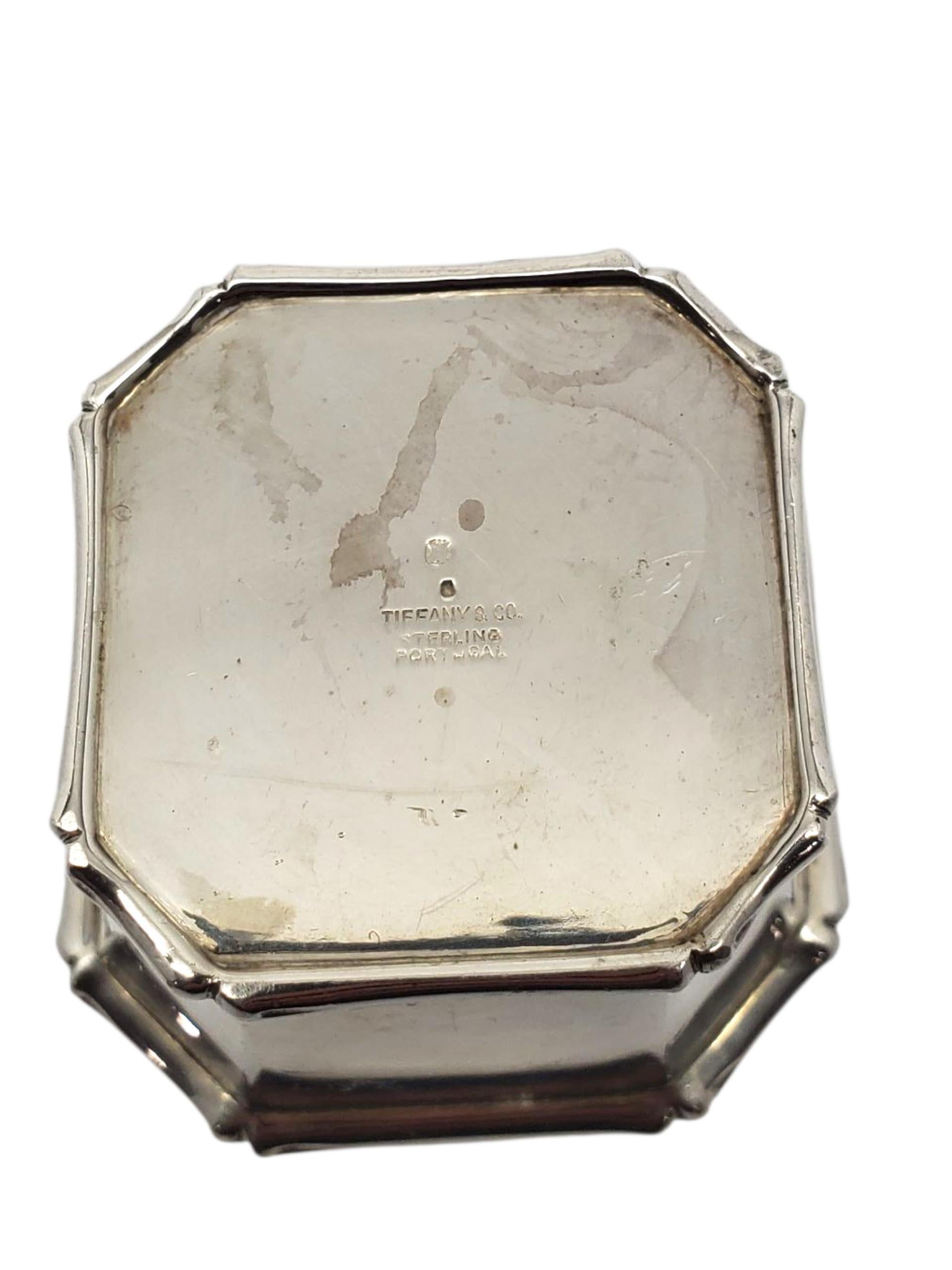 Tiffany & Co. Plat octogonal en argent sterling -

Cet authentique plat à bibelots octogonal en argent sterling de Tiffany & Co. présente une bordure audacieuse de style bambou, fabriquée à la main au Portugal.

Taille : 1 7/8