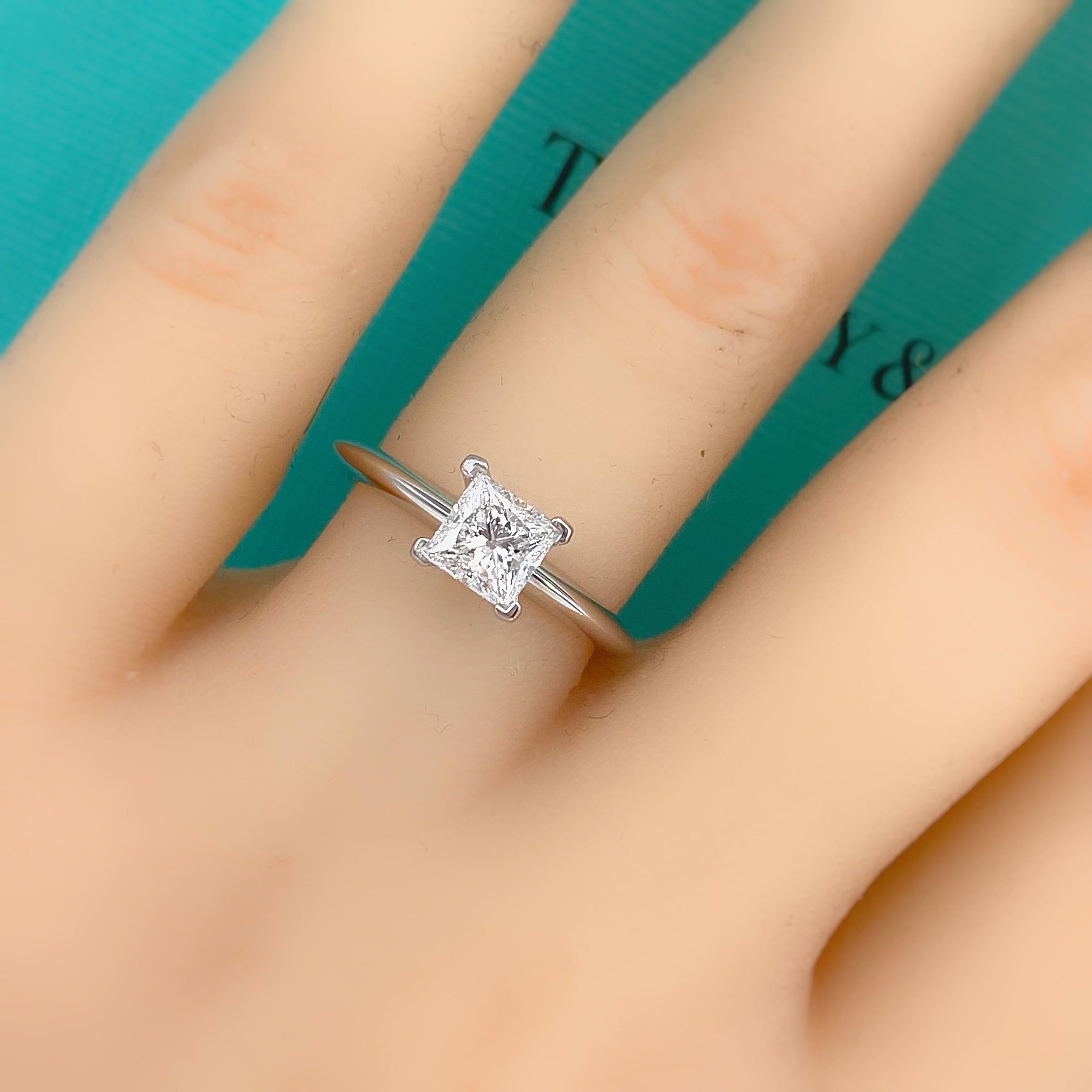 Tiffany & Co Verlobungsring aus Platin mit 0,73 Karat Solitär im Prinzessinnenschliff-Diamant (Carréschliff) im Angebot
