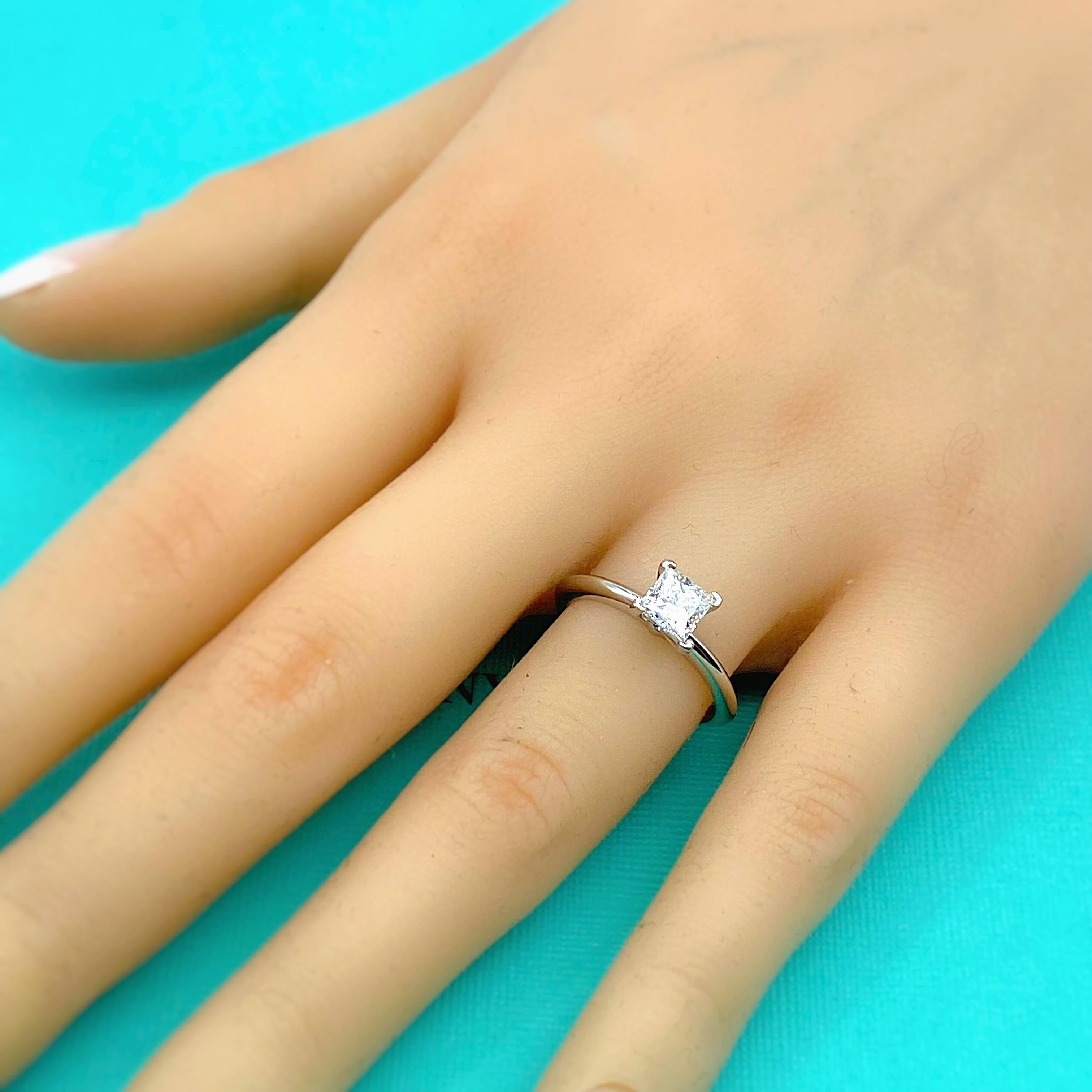 Tiffany & Co Verlobungsring aus Platin mit 0,73 Karat Solitär im Prinzessinnenschliff-Diamant im Zustand „Hervorragend“ im Angebot in San Diego, CA