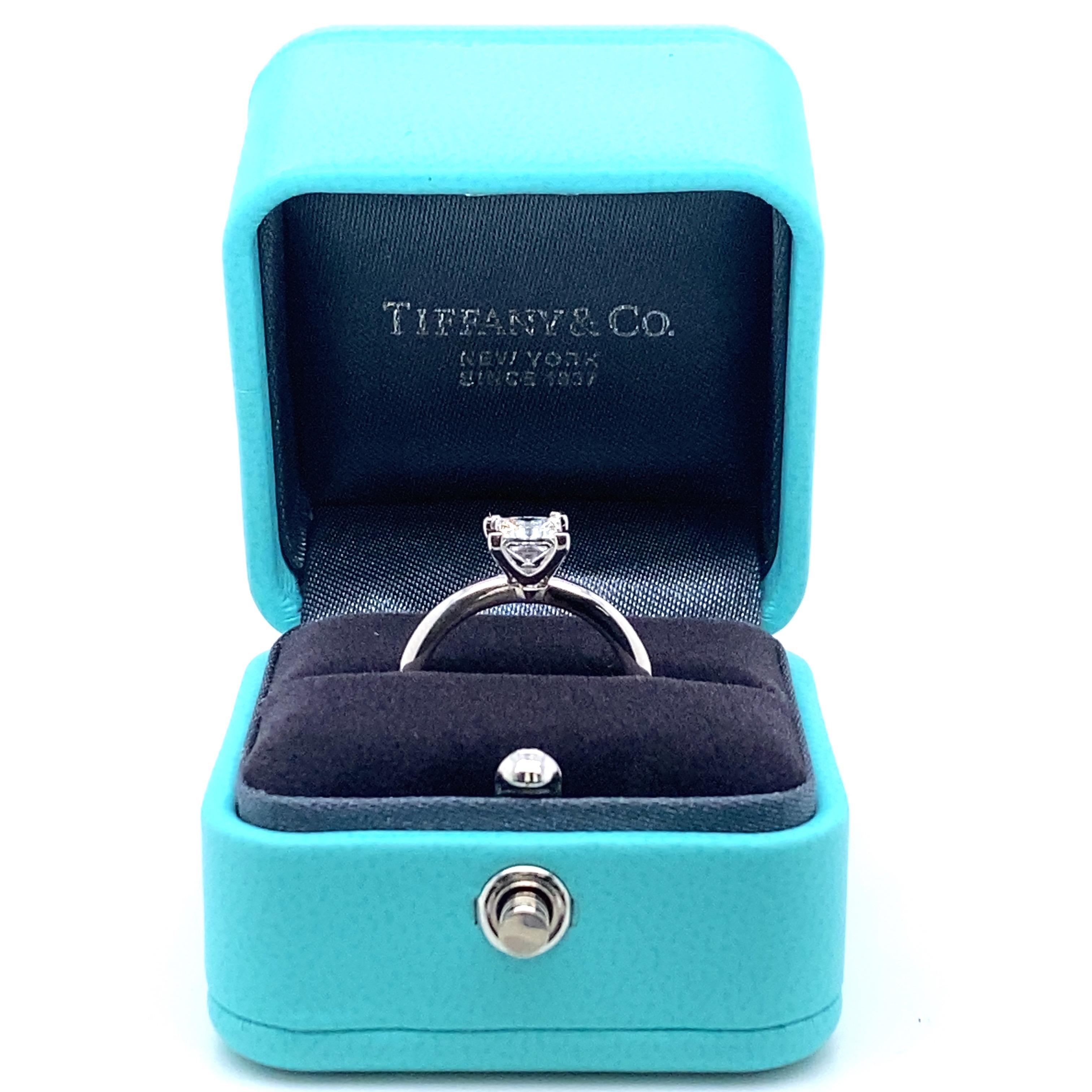 Tiffany & Co Verlobungsring aus Platin mit 0,73 Karat Solitär im Prinzessinnenschliff-Diamant im Angebot 2