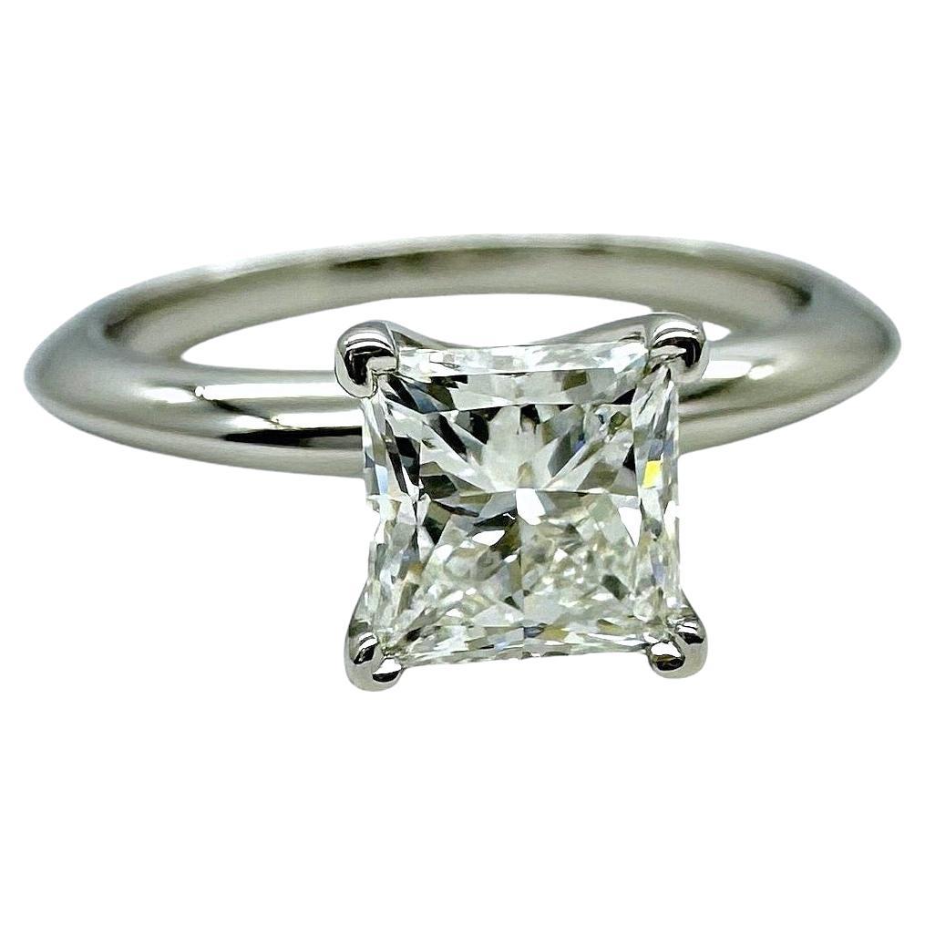 Tiffany & Co Verlobungsring aus Platin mit 0,92 Karat Diamant im Prinzessinnenschliff F VS2 von Tiffany & Co